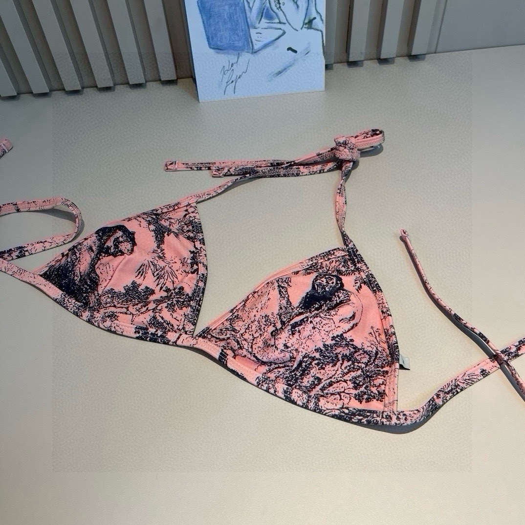 。 三件套
Dior迪奥 经典比基尼👙❤️😍🥰适合多种场景的游泳衣🏊‍♀️海边 游泳池 温泉 水上乐园 