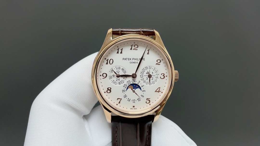 NO:393117,Patek Philippe Super Complex Timepiece 5327, series watches, the most classic style in the perpetual calendar. The watch diameter is 39mm in formal wear, and the size is moderate, suitable for all kinds of industry people. The dial is laid out with elegant and decent layout, evenly layout, and although there are many functions, it does not make people feel complicated. The sun shine pattern is paired with gold three-dimensional Breguet digital scale and willow leaf hand makes people feel even brighter. The dial is 3 o'clock position for the calendar display, 6 o'clock position for the 24-hour true moon phase display, and the 9 o'clock position for the week display. The overall layout of the dial is wide and not compact, very elegant. The 5327 and equipped with Cal.324 Q automatic winding movement, transparent back, provide 48-hour power reserve, and a waterproof depth of 30 meters to meet daily life needs. In addition, it is paired with an Italian cowhide strap with PP iconic lantern buckle, and the retro and elegant feeling is full.  This 5327 is a formal watch, and you can choose from various dials. It is good to match with black, white and gray formal wear, and it is also possible to wear daily and casual, breguet, patek philippe, cowhide19860909百达翡丽超级复杂功能时计5327、系列腕表,万年历中最经典的款式. 表径为正装39mm,大小适中,适合各类行业人士,表盘布局大方得体,布局均匀,功能虽多却不让人觉得繁杂,日辉纹搭配金质立体宝玑数字刻度和柳叶指针更让人觉得眼前一亮. 表盘3点位置为日历显示,6点位置为24小时真月相显示,9点位置为星期显示,盘面整体的布局,宽阔不紧凑,非常典雅. 5327及搭载Cal.324 Q自动上链机芯,背透,提供48小时动力储存,防水深度30米,满足日常生活所需. 另外,搭配意大利牛皮表带,带PP标志性灯笼扣,复古儒雅的感觉拉满. 这款5327、属于正装表,各色表盘任君选择,搭配黑白灰正装都不错,日常搭配休闲也可,,breguet,patek philippe,cowhide,Watch