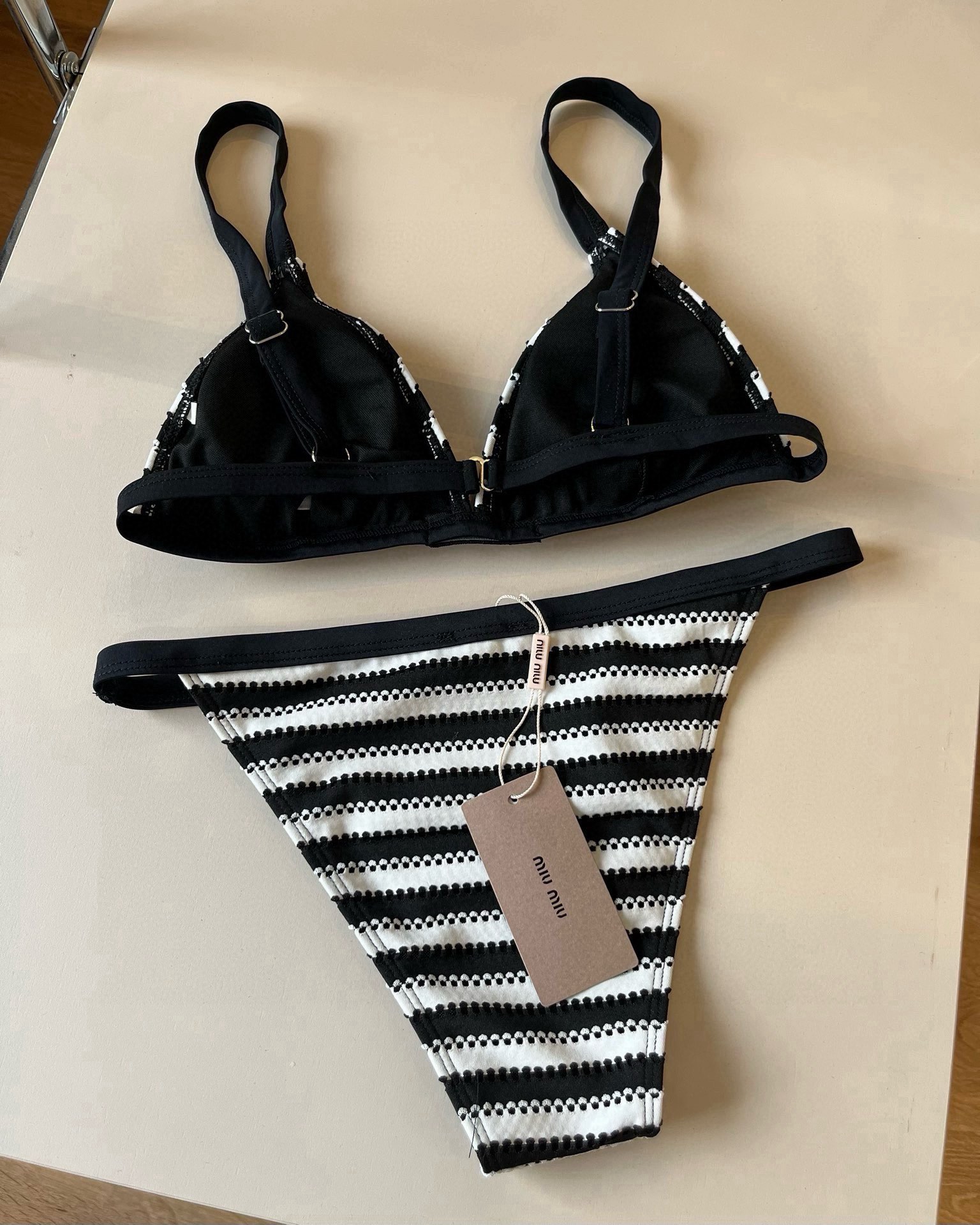 。
MiuMiu缪缪官方新款泳衣比基尼👙，高端定制，S M L XL