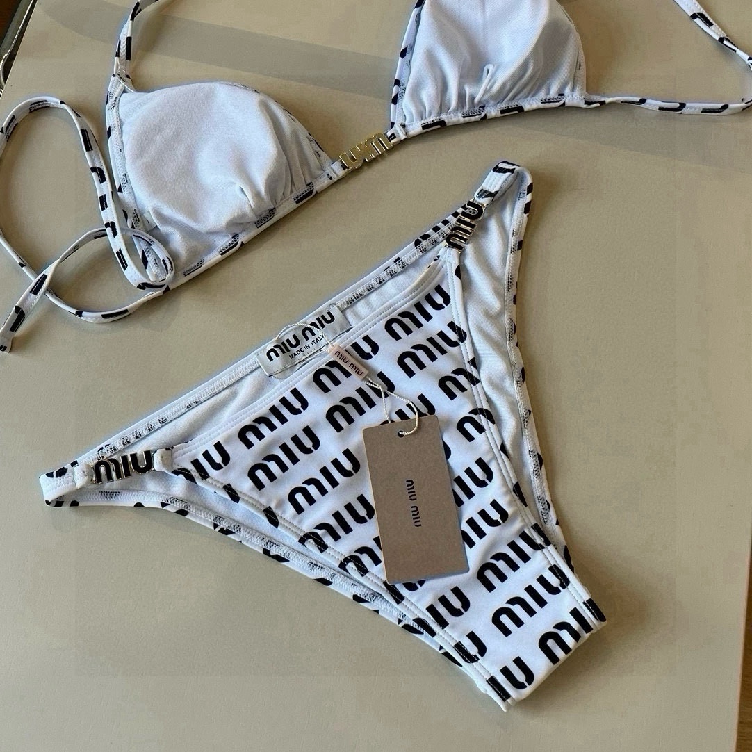 。
miumiu缪缪新款分体泳衣😍🥰适合多种场景的游泳衣🏊‍♀️海边 游泳池 温泉 水上乐园 漂流都可以