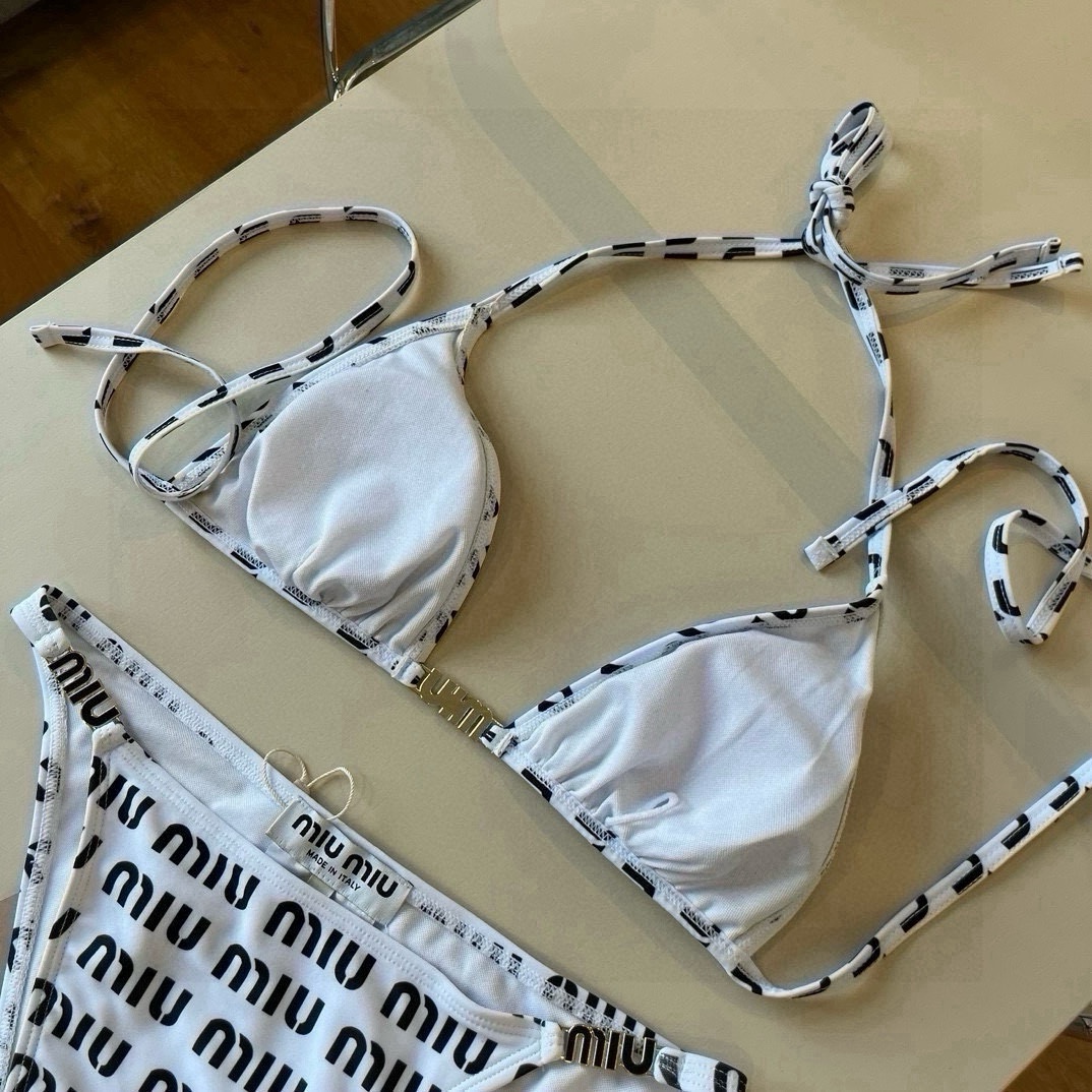 。
miumiu缪缪新款分体泳衣😍🥰适合多种场景的游泳衣🏊‍♀️海边 游泳池 温泉 水上乐园 漂流都可以