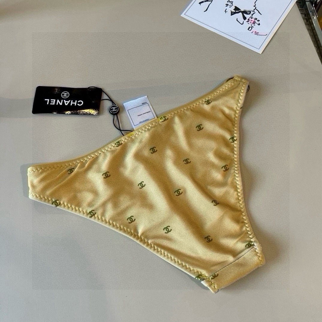 。
Chanel比基尼泳衣  😍🥰适合多种场景的游泳衣🏊‍♀️海边 游泳池 温泉 水上乐园 漂流都可以😌