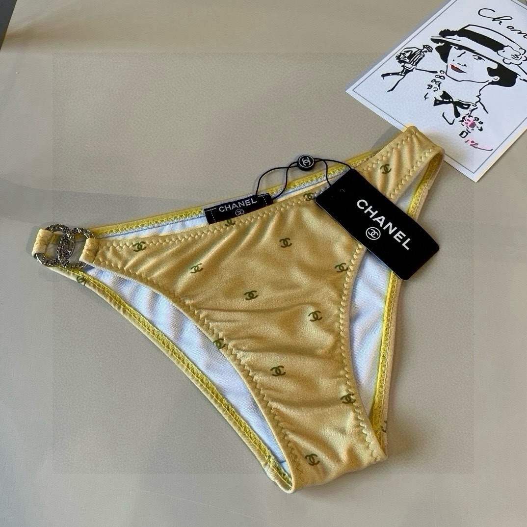 。
Chanel比基尼泳衣  😍🥰适合多种场景的游泳衣🏊‍♀️海边 游泳池 温泉 水上乐园 漂流都可以😌