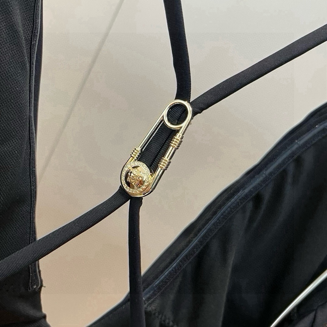 。
范思哲官方新款泳衣比基尼👙，高端定制，S M L XL