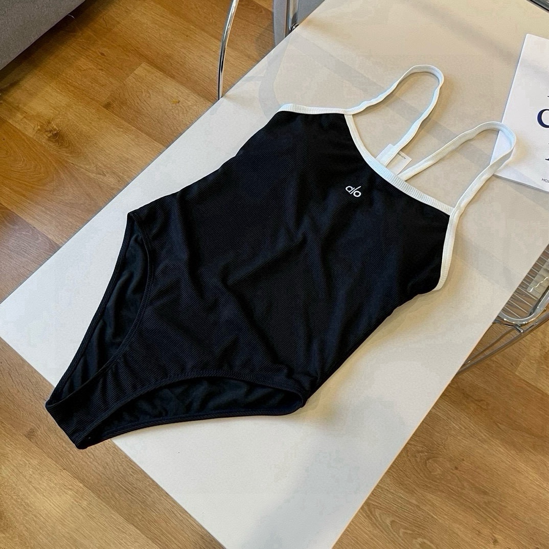 。
alo连体泳衣 😍🥰适合多种场景的游泳衣🏊‍♀️海边 游泳池 温泉 水上乐园 漂流都可以😌内搭也完全
