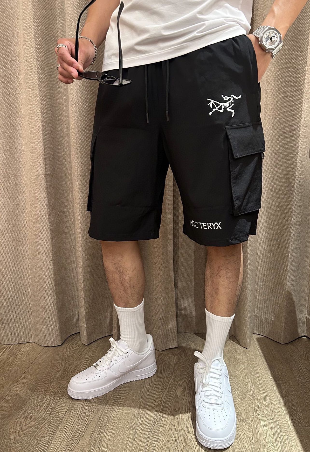 NO:418312,Archaeopteryx 2025 summer new quick-dry shorts are an excellent choice for summer sports and leisure. It uses professional quick-drying fabrics to quickly absorb and evaporate sweat and keep the body dry. Whether it is intense exercise or daily travel, you are not afraid of sultry and stickiness. The drawstring elastic waist design is convenient to put on and take off, and can be flexibly adjusted according to your own needs and adapted to different waist circumferences. Zippered pockets on both sides not only add a sense of design, but also safely store small objects such as keys, mobile phones, etc., which is convenient and practical. The exquisite brand logo embroidery of the trouser body shows the quality and style in a low-key manner. The overall style is neat, modifying the leg lines, and paired with simple T-shirts and sneakers to easily create a fashionable and sporty style; it is a good choice whether you travel or stay at home!  Size M-4XL, arc'teryx,sneakers,shorts,tees,t-shirt,alexander wang19860909始祖鸟 2025夏季新品速干短裤 是夏日运动与休闲的绝佳之选.采用专业速干面料,能迅速吸收并蒸发汗水,保持身体干爽,无论是激烈运动还是日常出行,都无惧闷热与黏腻. 抽绳式松紧腰设计,穿脱便捷,可根据自身需求灵活调整,适配不同腰围.两侧拉链口袋,不仅增添设计感,更能安全收纳小物件,如钥匙、手机等,方便又实用.裤身精致的品牌标识刺绣,低调彰显品质与格调. 整体版型利落,修饰腿部线条,搭配简约T恤和运动鞋,轻松打造时尚运动风；无论出行还是居家,都是不错的选择！ 尺码M-4XL,arc'teryx,sneakers,shorts,tees，t-shirt,alexander wang,Men's clothing