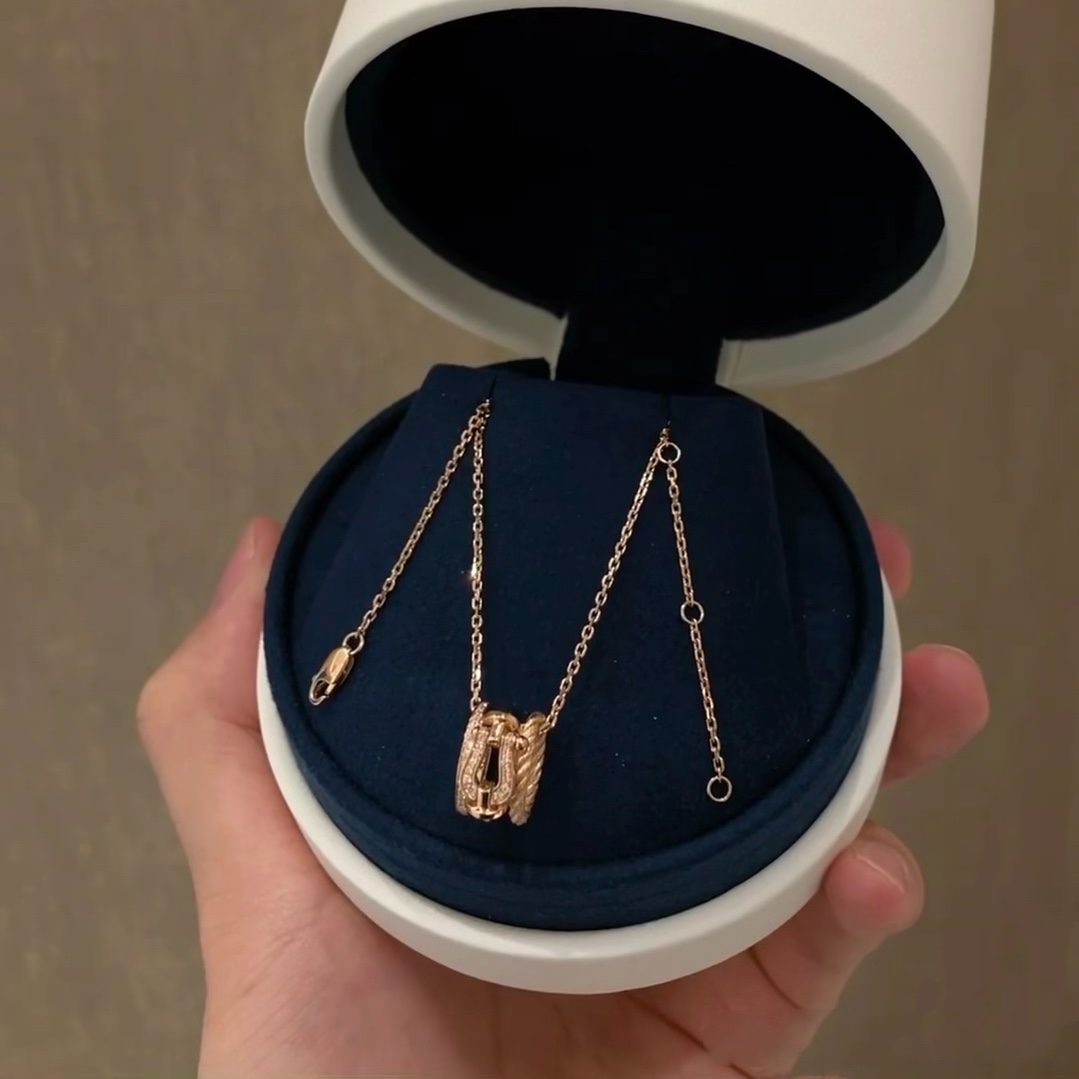 Collar Fred Force con Diamantes y Cierre de Estribo en Oro de 18K 9 i1749047984 6975 7