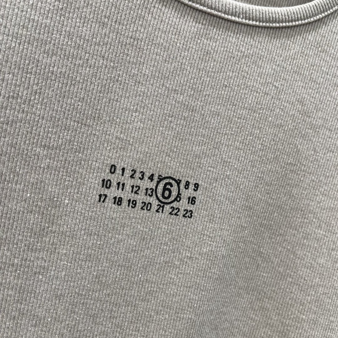 
MM6 25早秋新款 字母印花短袖T恤 巨好看的一款单品，胸口数字印花 减龄柔美 一件成衣工艺繁琐耗时