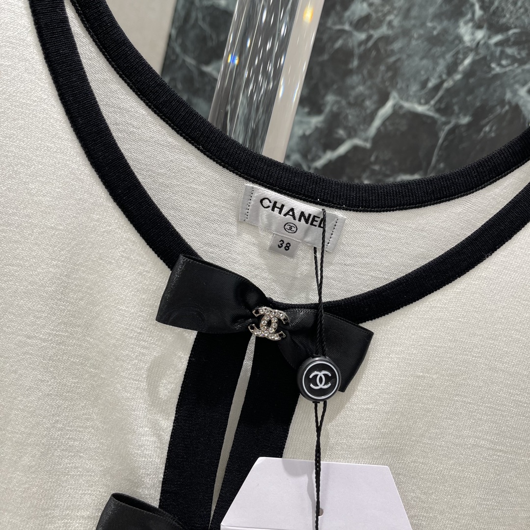 
小香 25早秋新款 撞色针织背心 胸口蝴蝶结处的经典logo 小巧又别致，细节之处尽显品质，彰显品牌个