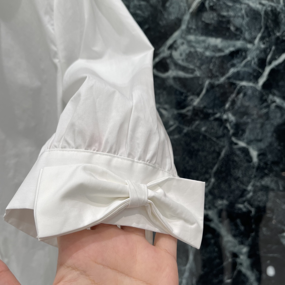 
Val华伦 25早秋新款 翻领短袖衬衫 两边袖口蝴蝶结装饰 优雅由可爱 翻领搭配水钻扣，法式宫廷风精致