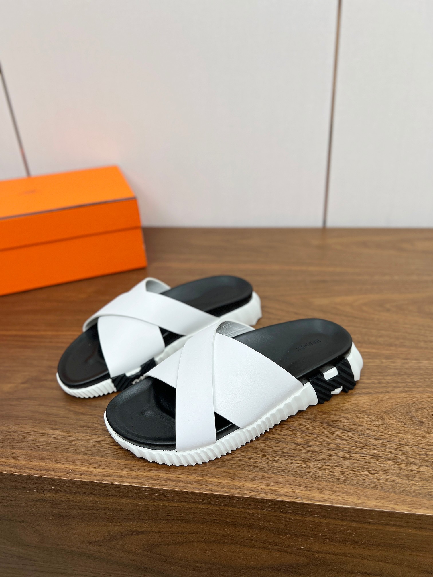 NO:414863,Top version *Aima*25ss Spring and Summer Latest Classic men's beach sandals Fashion cross design Create a retro style Urban style Simple and versatile Business and casual Both fabric: Imported cowhide material Inner: cowhide outsole: Original molded tpu outsole Size39-46 (39.45.46 Custom made without return or exchange):, Slippers, hermes, slippers, cowhide19860909顶级版本 *爱马*25ss春夏最新 经典男士沙滩凉拖鞋 时尚的交叉设计 打造复古风格 都市造型 简约百搭 商务休闲两不误 面料: 进口牛皮材质 内里: 牛皮 大底: 原版开模tpu大底 Size39-46 (39.45.46定做不退换) :,拖鞋,hermes,slippers,cowhide,Women's Shoes