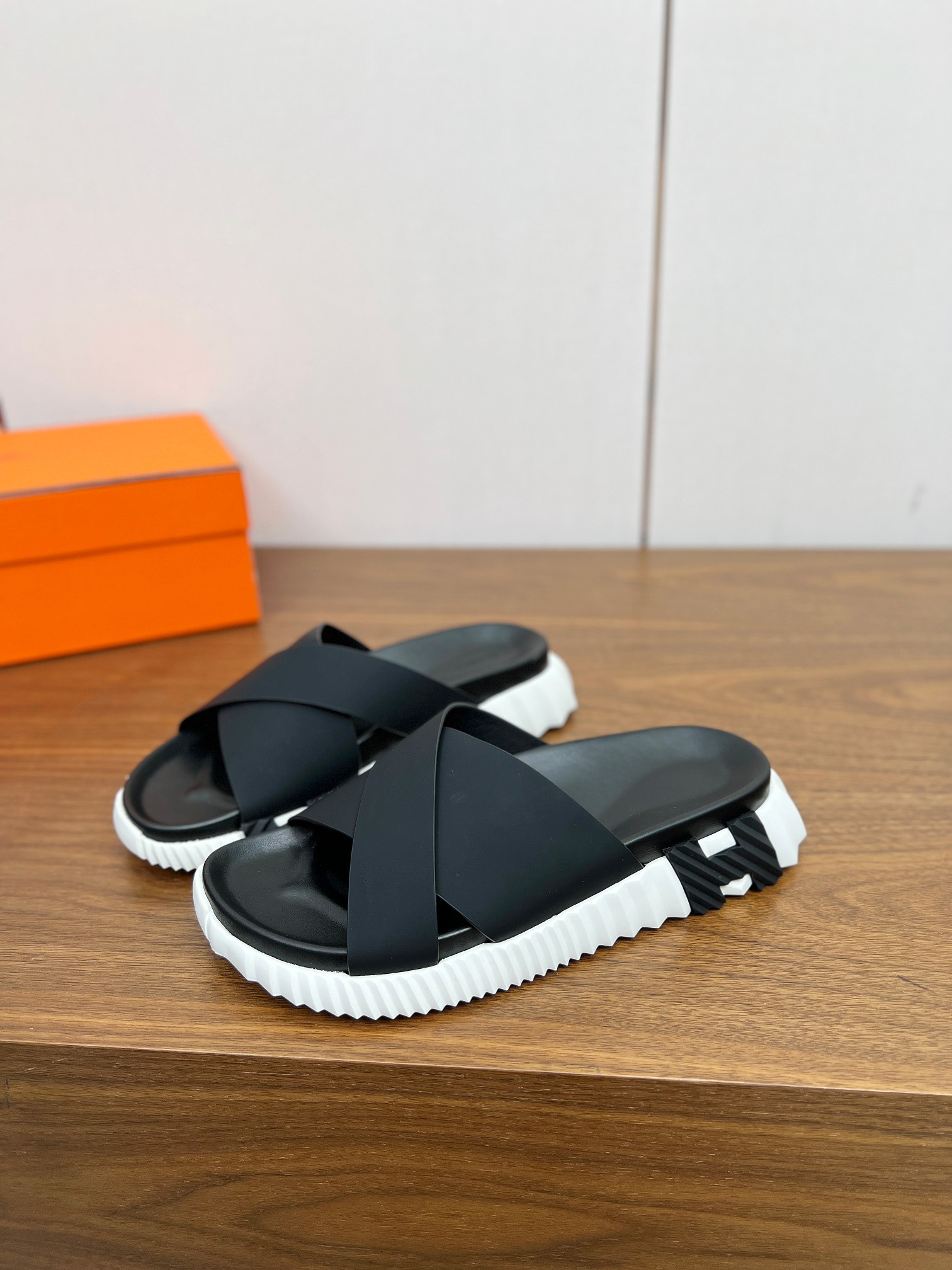 NO:414871,Top version *Aima*25ss Spring and Summer Latest Classic men's beach sandals Fashion cross design Create a retro style Urban style Simple and versatile Business and casual Both fabric: Imported cowhide material Inner: cowhide outsole: Original molded tpu outsole Size39-46 (39.45.46 Custom made without return or exchange) :, Slippers, hermes, slippers, cowhide19860909顶级版本 *爱马*25ss春夏最新 经典男士沙滩凉拖鞋 时尚的交叉设计 打造复古风格 都市造型 简约百搭 商务休闲两不误 面料: 进口牛皮材质 内里: 牛皮 大底: 原版开模tpu大底 Size39-46 (39.45.46定做不退换） :,拖鞋,hermes,slippers,cowhide,Women's Shoes