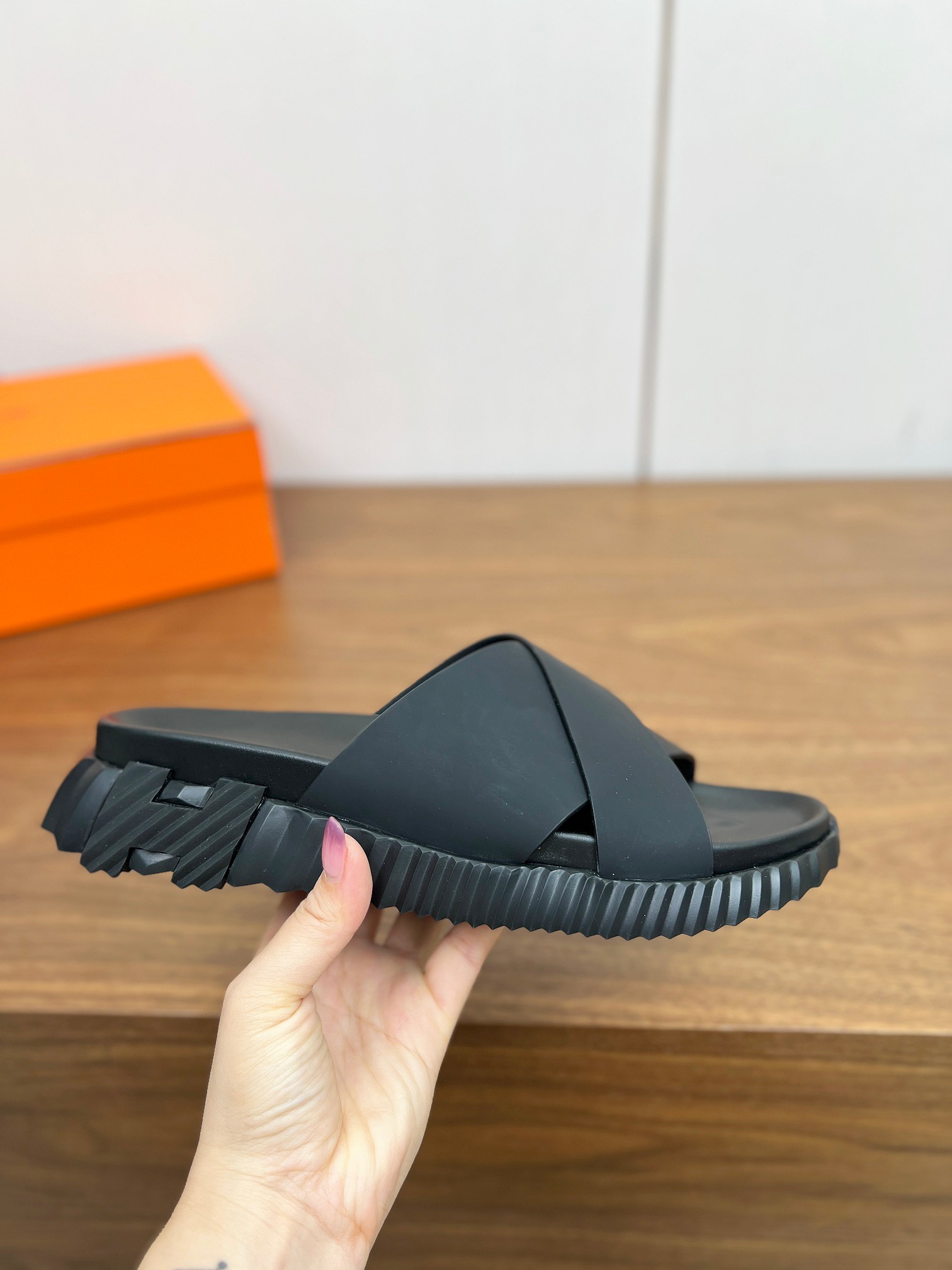 NO:414879,Top version *Aima*25ss Spring and Summer Latest Classic men's beach sandals Fashion cross design Create a retro style Urban style Simple and versatile Business and casual Both fabric: Imported cowhide material Inner: cowhide outsole: Original molded tpu outsole Size39-46 (39.45.46 Custom made without return or exchange):, Slippers, hermes, slippers, cowhide19860909顶级版本 *爱马*25ss春夏最新 经典男士沙滩凉拖鞋 时尚的交叉设计 打造复古风格 都市造型 简约百搭 商务休闲两不误 面料: 进口牛皮材质 内里: 牛皮 大底: 原版开模tpu大底 Size39-46 (39.45.46定做不退换) :,拖鞋,hermes,slippers,cowhide,Women's Shoes