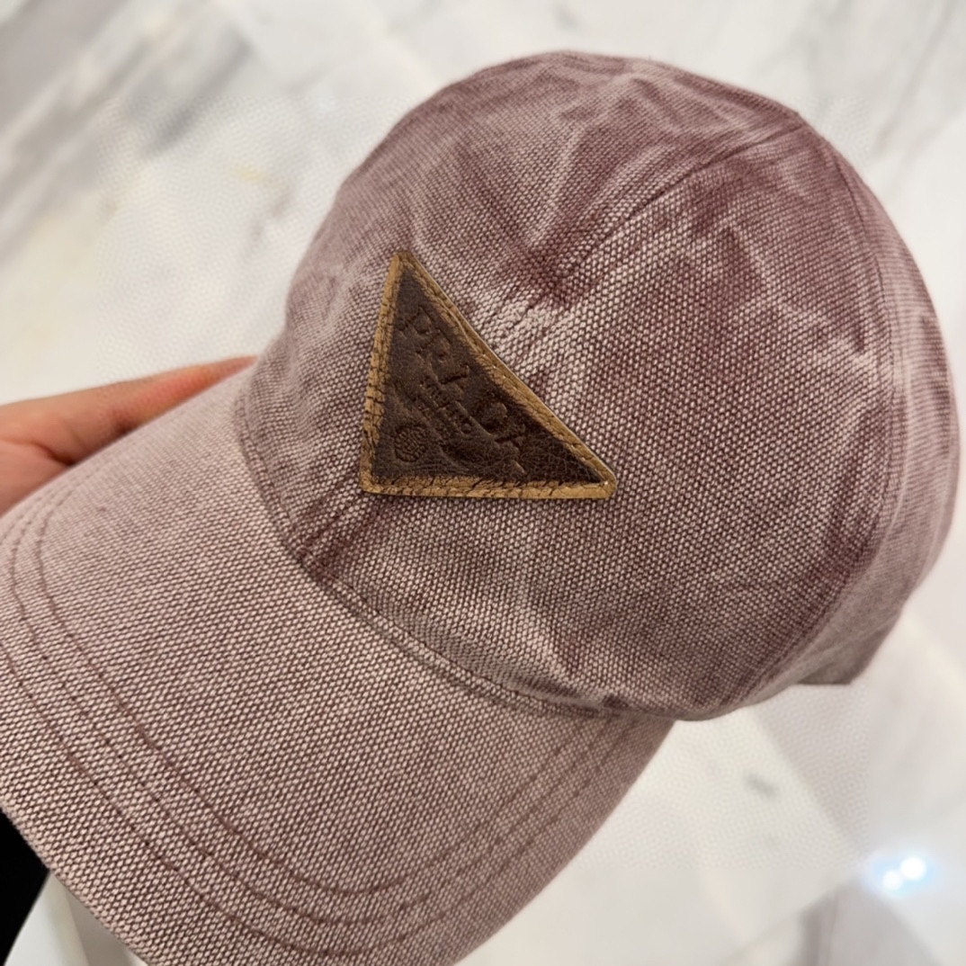 

普拉达刺绣字母棒球帽
设计感超强，让人耳目一新
头型非常好，可以修饰各种头型，实力百搭款