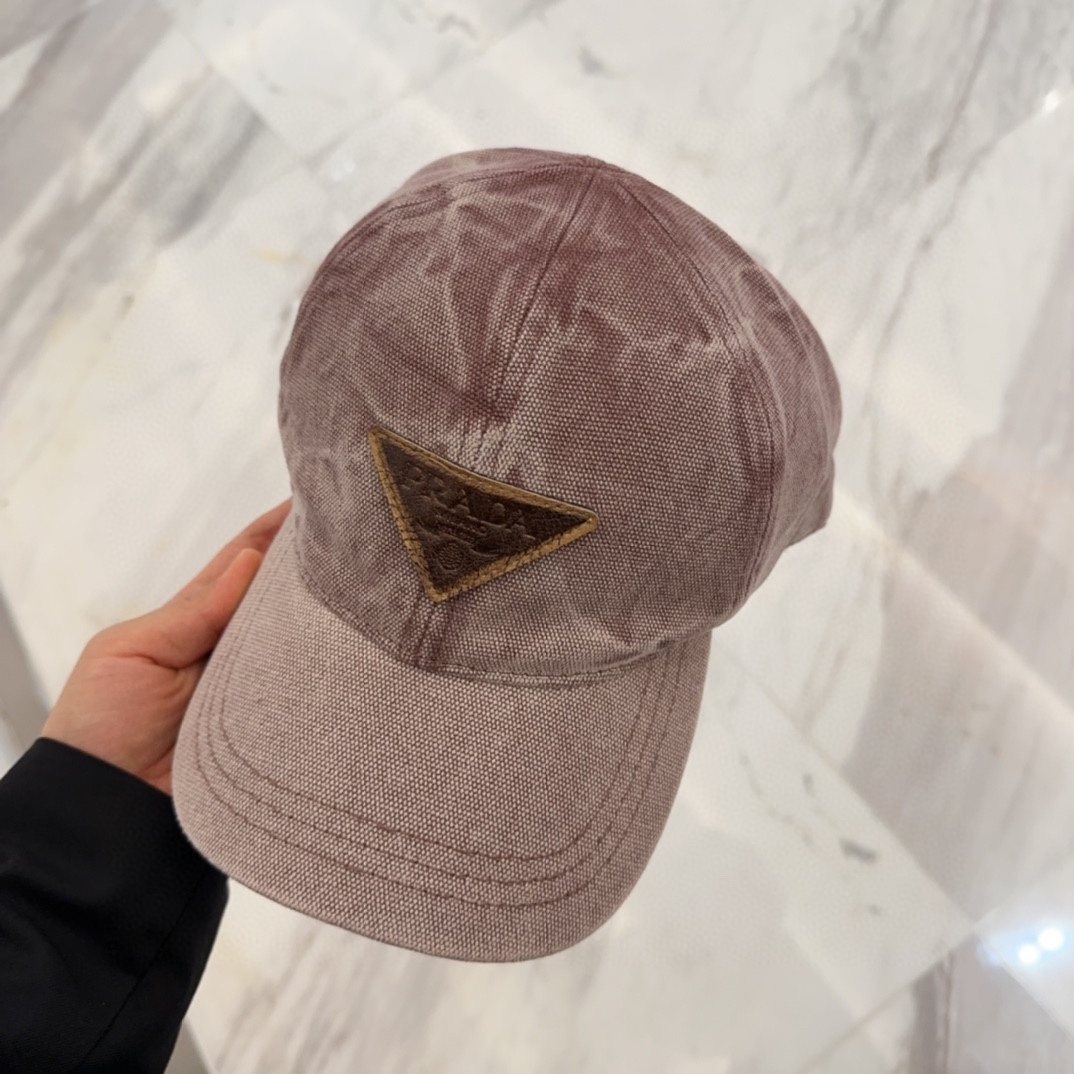 

普拉达刺绣字母棒球帽
设计感超强，让人耳目一新
头型非常好，可以修饰各种头型，实力百搭款