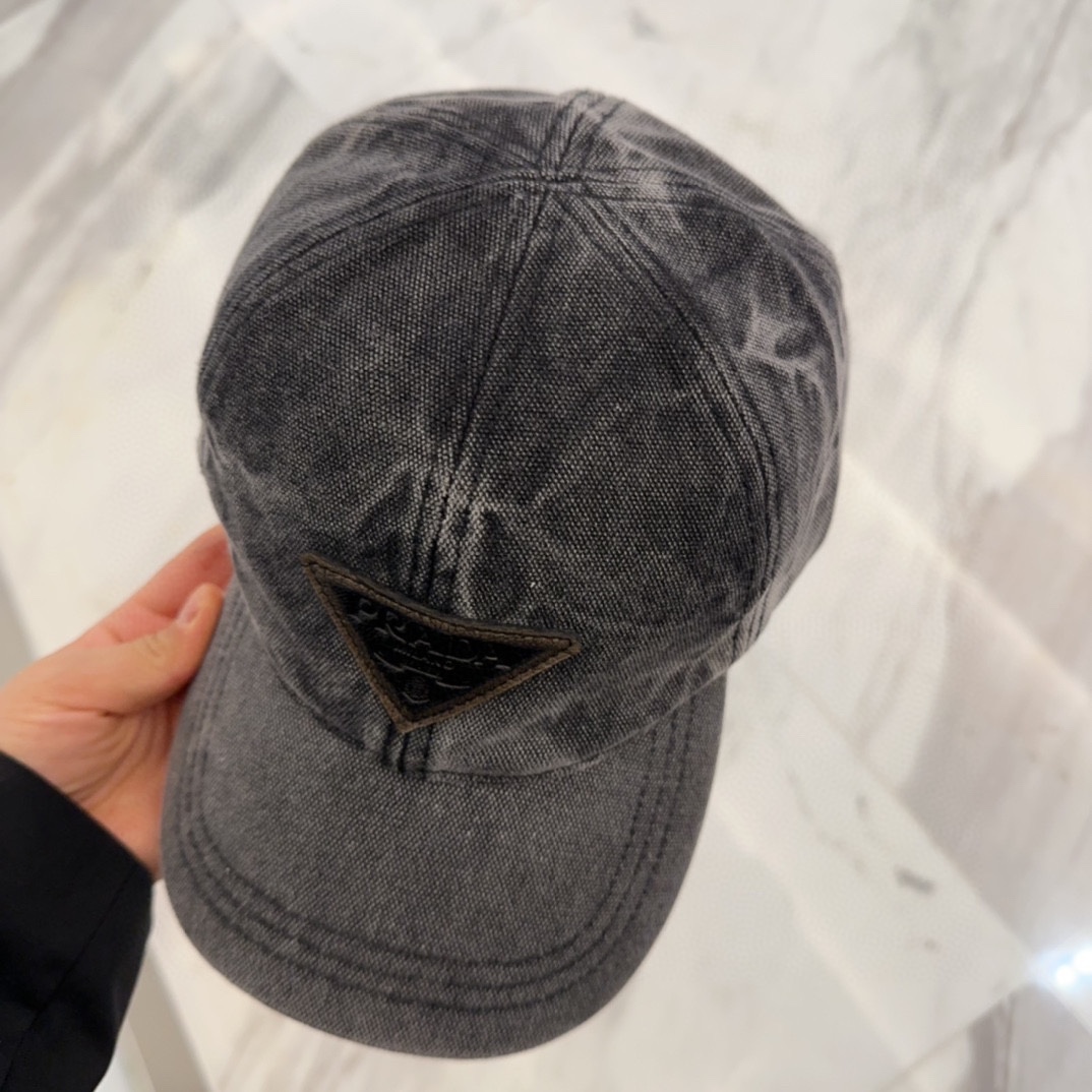 

普拉达刺绣字母棒球帽
设计感超强，让人耳目一新
头型非常好，可以修饰各种头型，实力百搭款