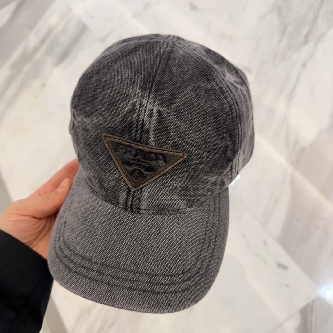 

普拉达刺绣字母棒球帽
设计感超强，让人耳目一新
头型非常好，可以修饰各种头型，实力百搭款