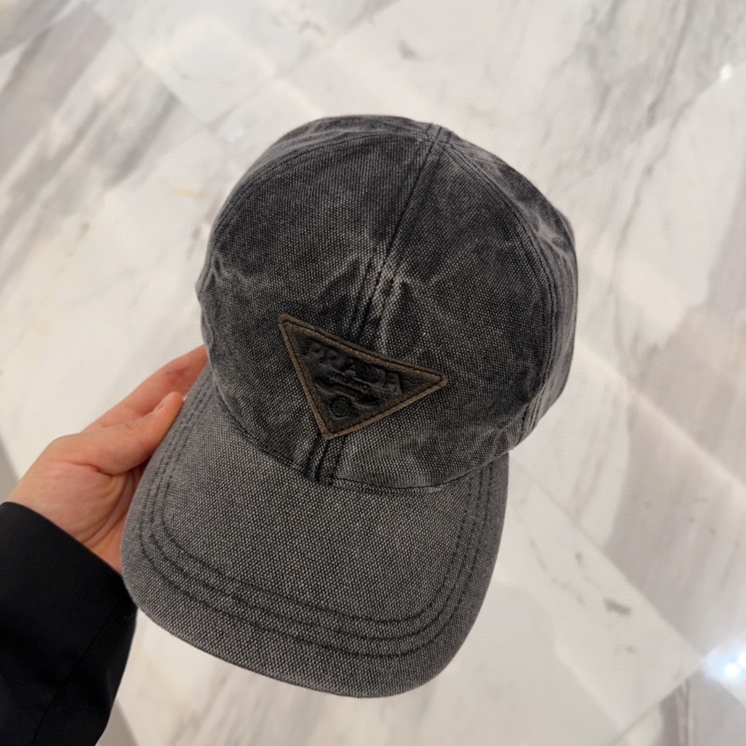 

普拉达刺绣字母棒球帽
设计感超强，让人耳目一新
头型非常好，可以修饰各种头型，实力百搭款