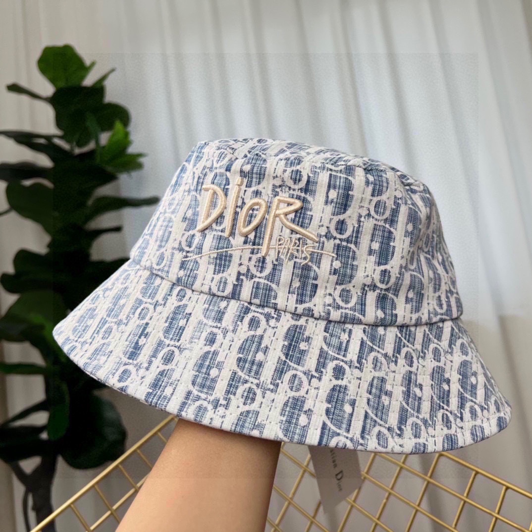 

迪奥渔夫帽🧢休闲百搭款🆒
👏饱满立体高颅顶❗️
🔉帽型正点 弧度流畅线条自然
💙神奇改善脸型，戴上立