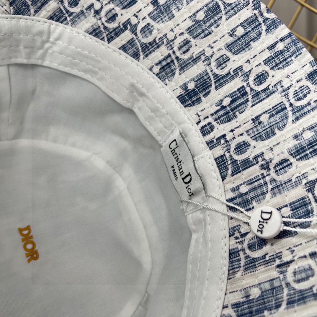 

迪奥渔夫帽🧢休闲百搭款🆒
👏饱满立体高颅顶❗️
🔉帽型正点 弧度流畅线条自然
💙神奇改善脸型，戴上立