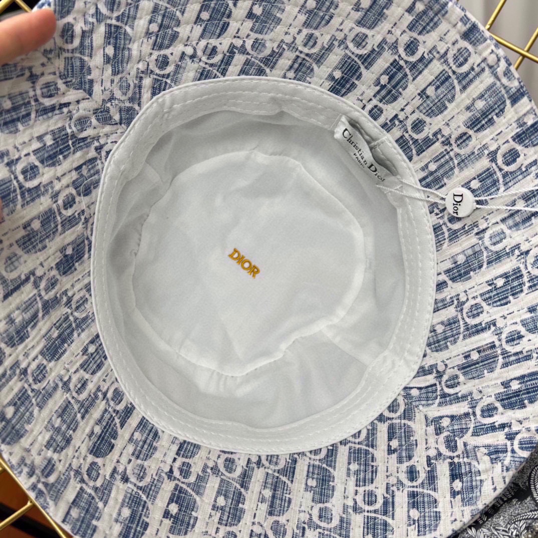 

迪奥渔夫帽🧢休闲百搭款🆒
👏饱满立体高颅顶❗️
🔉帽型正点 弧度流畅线条自然
💙神奇改善脸型，戴上立