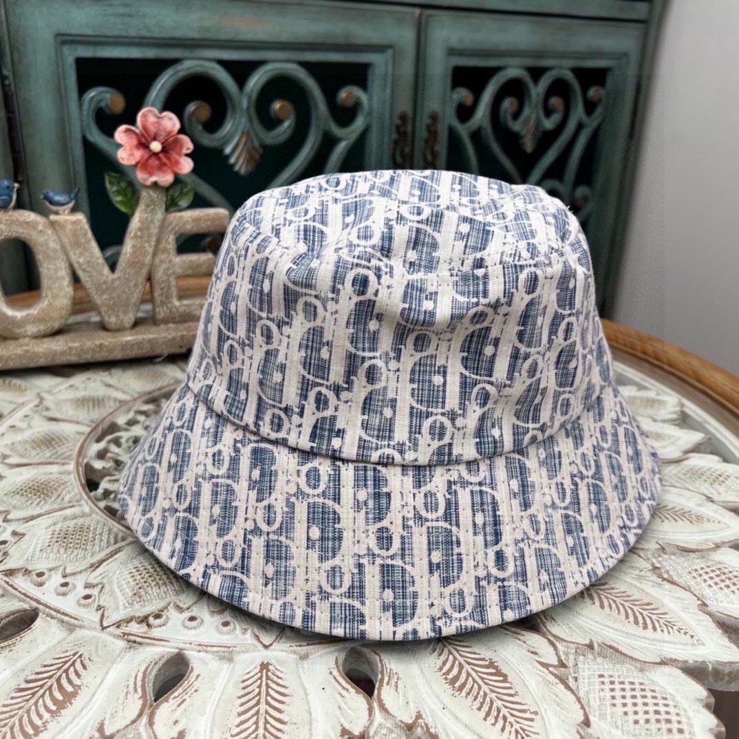 

迪奥渔夫帽🧢休闲百搭款🆒
👏饱满立体高颅顶❗️
🔉帽型正点 弧度流畅线条自然
💙神奇改善脸型，戴上立
