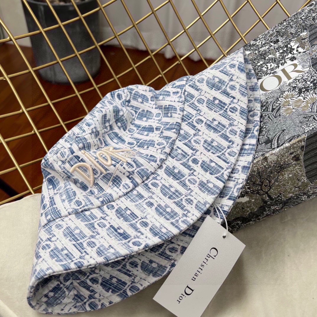 

迪奥渔夫帽🧢休闲百搭款🆒
👏饱满立体高颅顶❗️
🔉帽型正点 弧度流畅线条自然
💙神奇改善脸型，戴上立