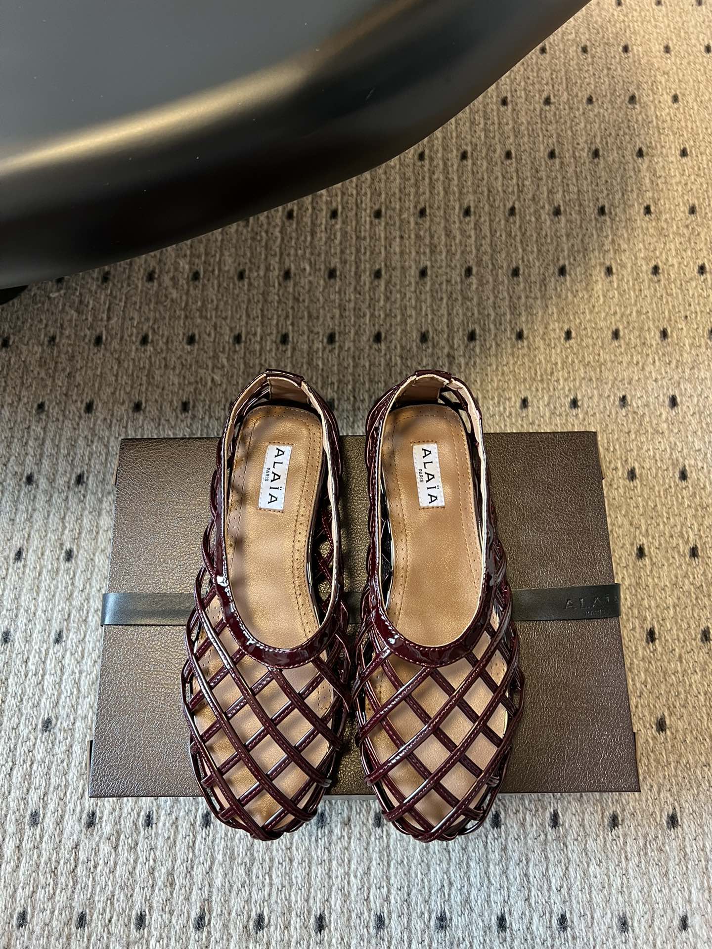 NO:414137,Top quality Alaia 25ss new leather fishing net single shoes Alaia new fishing net shoes come out. The leather weaving is more fashionable and personalized. Breathable and comfortable, one of the essential ballet shoes for summer vacations. Alaia is ultimate comfort and versatile. The cross-belt design has a ballet feeling. The same style as Zhang Xiaohui, sweet and cool ballet style. A very popular ballet shoes, romantic and charming. Original custom cowhide, sheepskin inner private mold rubber non-slip sole. Size 35-42 (40.41.42 custom made without return), single shoes, alaia, cowhide, sheepskin19860909顶级品质 Alaia 25ss新款皮面渔网单鞋 Alaia 新款渔网鞋来咯 皮质编织更显时尚个性. 透气舒适,夏日度假必备的芭蕾舞鞋之一,兜兜转转还得是Alaia 极致的舒适和百搭 交叉带的设计有种芭蕾舞的感觉 章小蕙同款 甜酷芭蕾风 人气超高的一款芭蕾舞鞋,浪漫又迷人 原版订制牛皮 羊皮内里 私模橡胶防滑大底 码数35-42（40.41.42订做不退换）,单鞋,alaia,cowhide,sheepskin,Women's Shoes