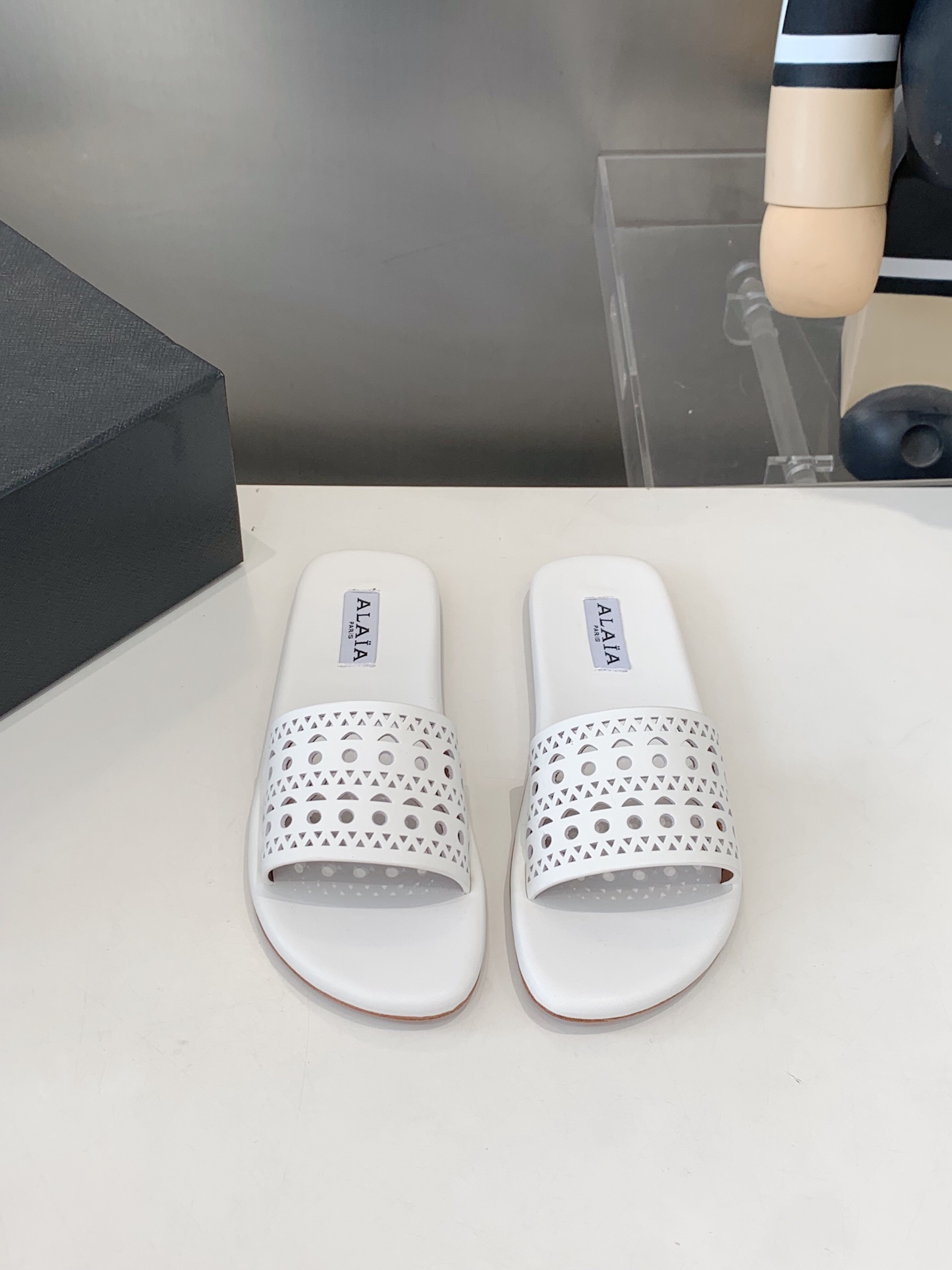 NO:404262,The original version of the WYSIWYG Purchase Level was purchased from the French first-tier luxury brand ALAIA Alaia Fish Net Muller Slippers 2025SS French Fairy Ballet Flat-soled Dancing Shoes. The ALAIA brand originated from its founder. Azzedine Alaia is the founder of the 'super tight and sexy' trend in the 1980s. It is called 'King of cling'. He is one of the most legendary designers in the fashion industry. Azzedine Alaia cleverly exaggerates the sexy side, both sober and cautious, modern, and super close-fitting sexy rivets, metal rings, tight bra and sexy snake skin. These Alaia design elements are still appearing on the show stages of major brands. The style of the Alaia brand is as sexy and modern as its fashion, imported frosted cowhide and outsole genuine leather  Size 35-39 (40.41. Custom made), slippers, alaia, slippers, cowhide, snakeskin19860909所见即所得代购级别原版购入法国一线奢侈品牌ALAIA 阿莱亚鱼网穆勒拖鞋2025SS法式仙女芭蕾舞平底跳舞鞋,ALAIA品牌源自其创始人,Azzedine Alaia是上世纪80 年代“超紧身性感”风潮的创始人,被称作“King of cling”, 他是时尚界最传奇的设计师之一.Azzedine Alaia 聪明地将性感一边更夸张,既清醒谨慎摩登,又超贴身性感铆钉、金属环扣、紧束胸衣和性感蛇皮,这些 Alaia 的设计元素仍不断出现在各大品牌的秀台上.Alaia品牌的风格一如其时装,性感而又摩登 面料进口磨砂牛皮 大底真皮 码数35-39（40.41.定做）,拖鞋,alaia,slippers,cowhide,snakeskin,Women's Shoes