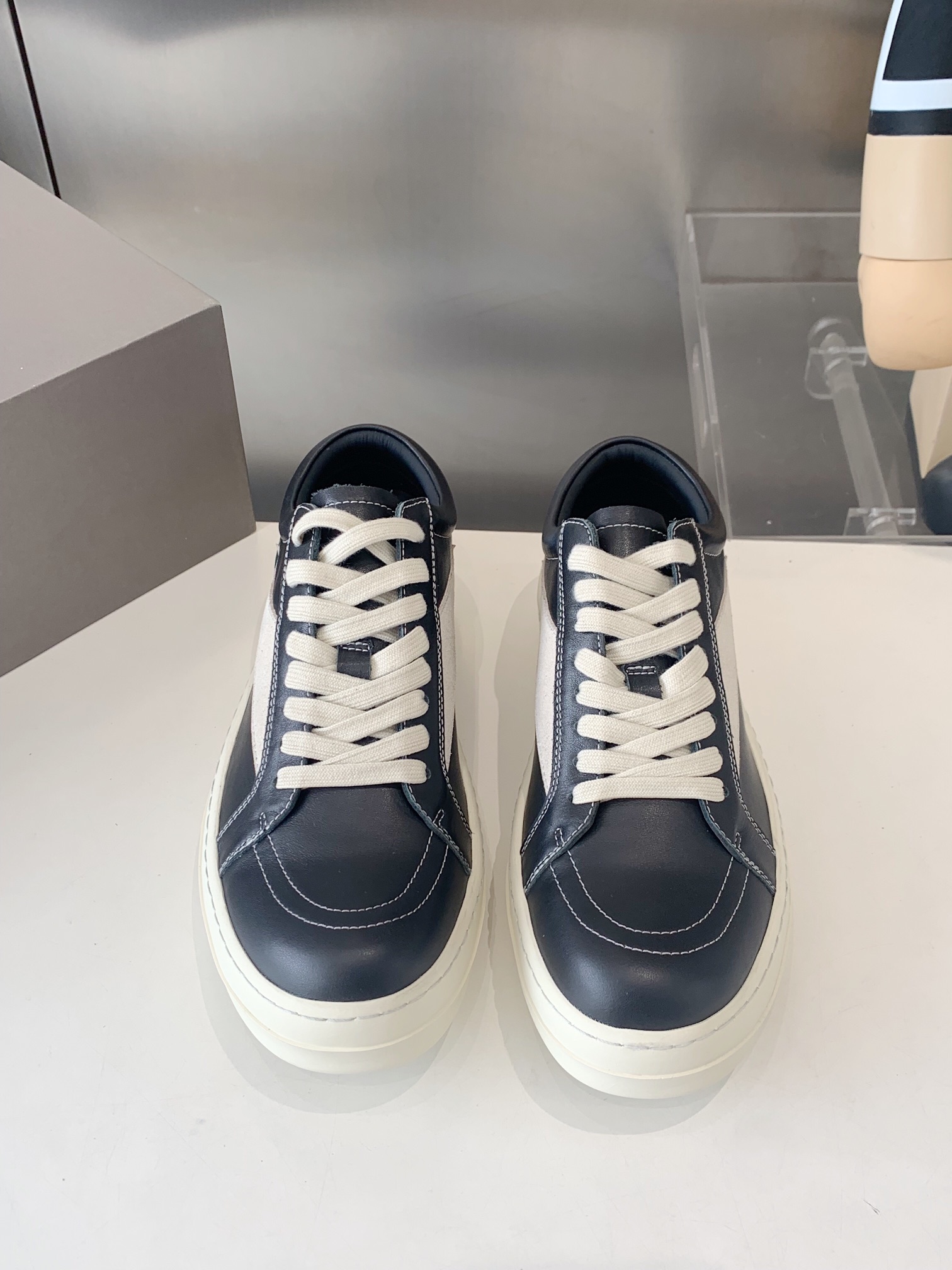 NO:404252,Rickowens, Owens, thick-soled high street casual shoes, original shoes development, exclusive private molded outsole, exclusive maximum development to size 46, full set of packaging and accessories, high-end retail exclusive quality, different market goods, pure handmade, each one is unique, with a hand-made taste, imported cow back velvet, cowhide, size 40-46, casual shoes/sports shoes, sneakers, cowhide19860909Rickowens 瑞克 欧文斯 厚底高街休闲板鞋 原鞋开发 独家私模大底 独家最大开发至46码 全套包装及配件 高端零售专供品质 区别市场货 纯手工打造 每一只都是独一无二 有手工质感的味道 进口牛反绒,牛皮鞋垫 尺码40-46,休闲鞋/运动鞋,sneakers,cowhide,Women's Shoes