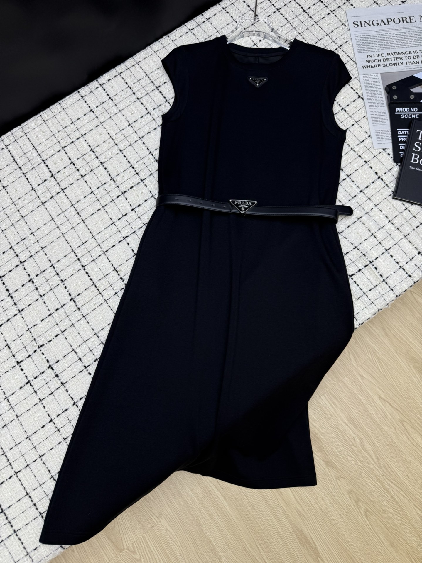 NO:418138,Commuting is OK 25ss Classic triangle round neck dress A super practical long skirt that can be worn to solve your commuting or going out on the street or even on vacation. A perfect temperament of high-end style. Paired with a belt to tighten your waist and make you look slimming. Divide the perfect body proportions and make you look taller. Three-color SML, skirts, alexander wang19860909通勤日常皆可 25ss 经典三角标圆领连衣裙 超级实穿的一条长裙 解决你通勤或者日常出街 甚至是度假都能穿 妥妥的高级感气质 搭配腰带收腰显瘦 分割完美身材比例感 很显高 三色SML,,skirts,alexander wang,Women's clothing