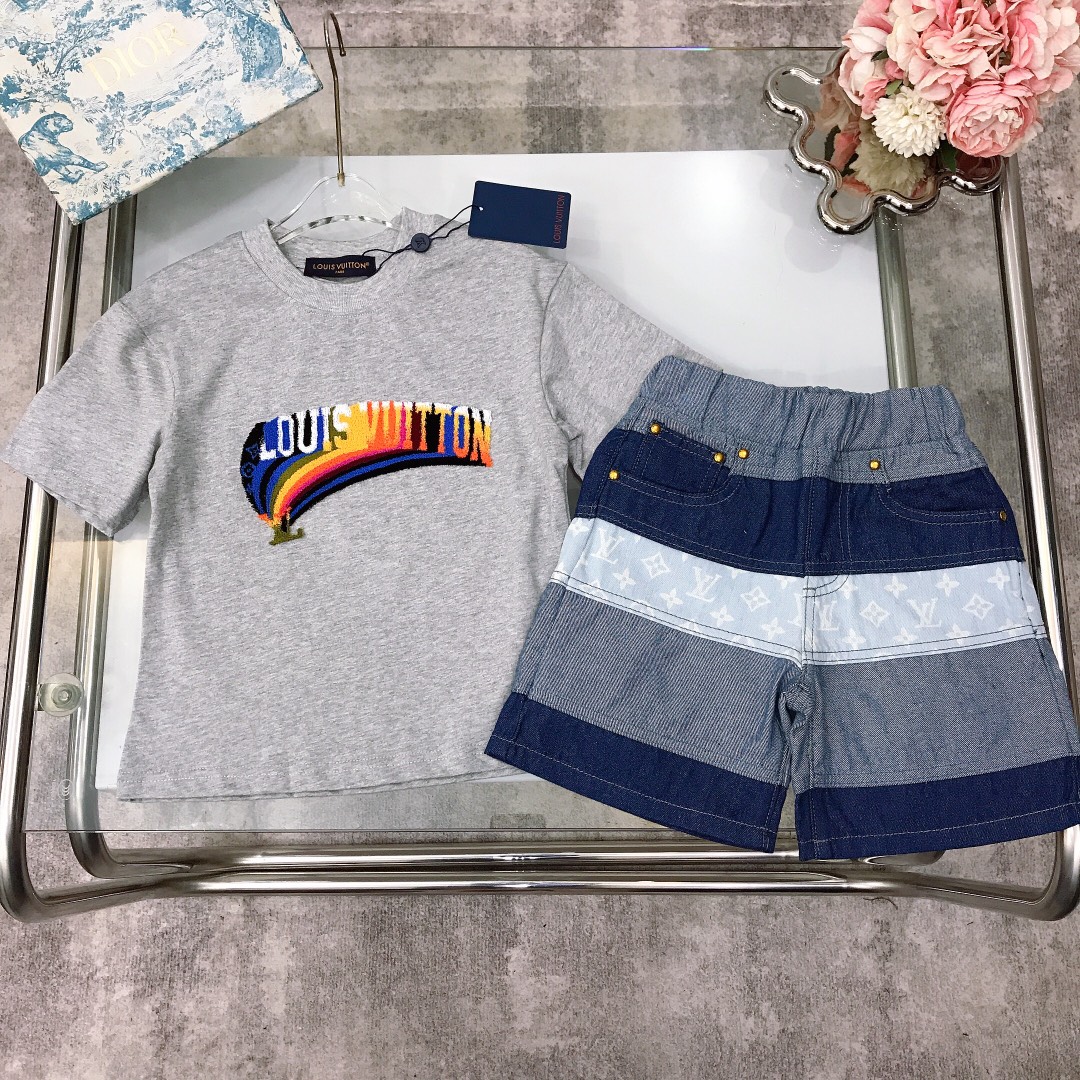 NO:338029,【Spot shipment】 Size - Louis & Vuitto* ~ Heavy Industry Creation Set [Pure Cotton Short Sleeve Color Block Denim Shorts] Rainbow-color three-dimensional towel velvet LOGO Creation configuration with five-point denim shorts Multi-layer splicing contrast design, reinforced hardware embellishment Washing craft denim color The feel is very soft and delicate, soft and comfortable, skin-friendly and not tied, the upper body effect is excellent Color White Gray Blue Size Size-110-120-130-140-150-160-【CM】 Counter packaging 70, Clothes, louis vuitton, shorts, T-shirt,19860909【现货发】  尺寸-  Louis & Vuitto*～重工打造套装【纯棉短袖拼色牛仔短裤】彩虹色系立体毛巾绒LOGO打造配置搭五分牛仔短裤 多层拼接撞色设计,加固五金点缀 水洗工艺牛仔色 手感非常柔软细腻 柔顺舒适 亲肤不扎 上身效果极好 颜色白色 灰色 蓝色  size尺码-110-120-130-140-150-160-【CM】 专柜包装70,衣服,louis vuitton,shorts,T-shirt,,Children's