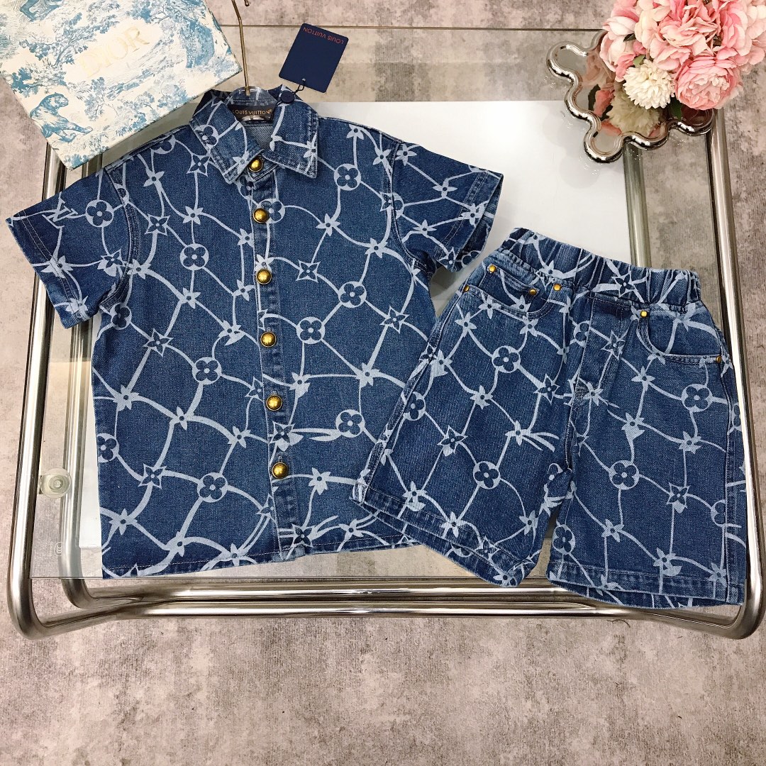 NO:338239,【Spot shipment】 Size - Louis & Vuitto*~ Heavy Industry Denim Set Casual Style Small Lapels with Logo Hardware Buckles Presbyterian Logo Creates a configuration logo logo. Washing craft denim color. Very soft and delicate. Soft and comfortable. Skin-friendly and not tied. Excellent upper body effect. Size size-110-120-130-140-150-160-【CM】 Counter packaging 70, clothes, louis vuitton,19860909【现货发】  尺寸-  Louis & Vuitto*～重工牛仔套装 休闲风格 小翻领搭配logo五金扣 老花LOGO打造配置logo标志 水洗工艺牛仔色 手感非常柔软细腻 柔顺舒适 亲肤不扎 上身效果极好  size尺码-110-120-130-140-150-160-【CM】 专柜包装70,衣服,louis vuitton,,Children's
