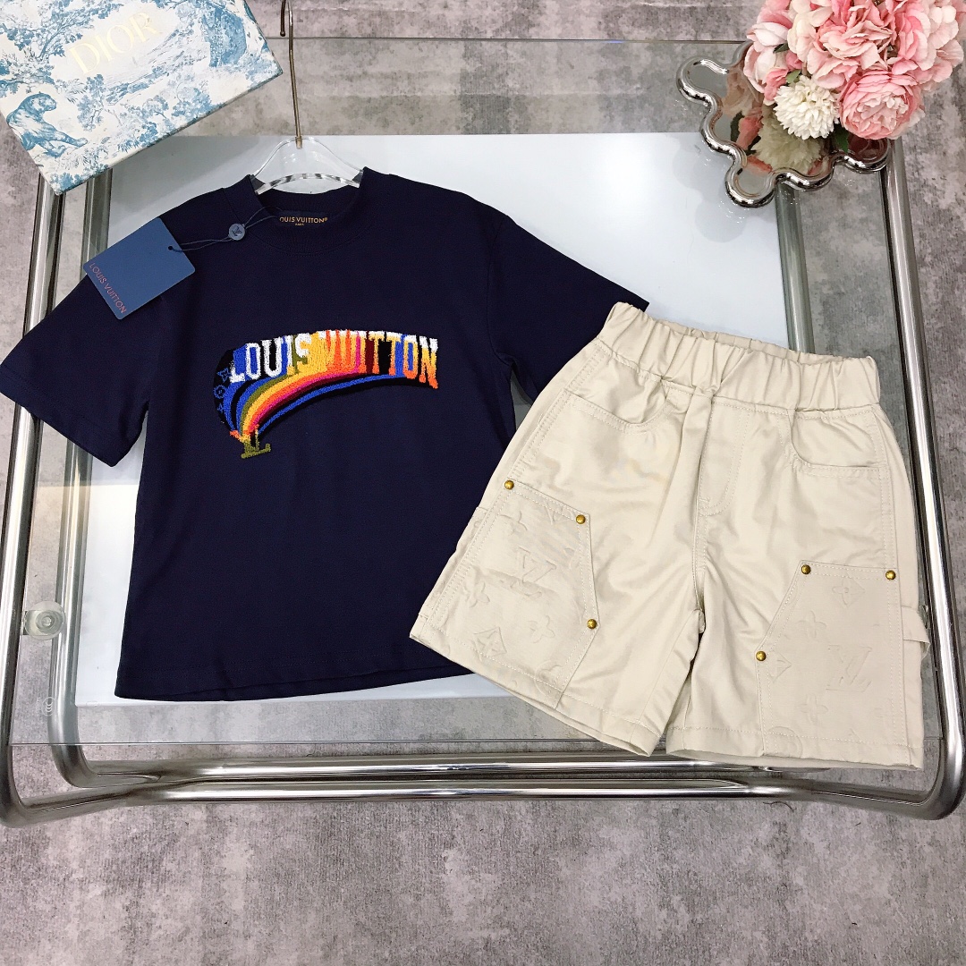 NO:338250,【Spot delivery】 Size - Louis & Vuitto* ~ Heavy Industry Creation Set [Pure Cotton Short Sleeve Embossed Embossed Shorts] Rainbow-colored three-dimensional towel velvet LOGO Creation configuration with five-point denim shorts Three-dimensional embossed presbyterian logo print Work pants outline, large pocket layout, reinforced hardware embellishment Washing craft denim color Very soft and delicate hand feel soft and comfortable skin-friendly and not tied, excellent upper body effect Color white Gray Blue size size-110-120-130-140-150-160-【CM】 Counter packaging 70, clothes, louis vuitton, shorts, T-shirt,19860909【现货发】  尺寸-  Louis & Vuitto*～重工打造套装【纯棉短袖浮雕压花短裤】彩虹色系立体毛巾绒LOGO打造配置搭五分牛仔短裤 立体浮雕老花logo印花 工装裤轮廓,大口袋布局,加固五金点缀 水洗工艺牛仔色 手感非常柔软细腻 柔顺舒适 亲肤不扎 上身效果极好 颜色白色 灰色 蓝色  size尺码-110-120-130-140-150-160-【CM】 专柜包装70,衣服,louis vuitton,shorts,T-shirt,,Children's