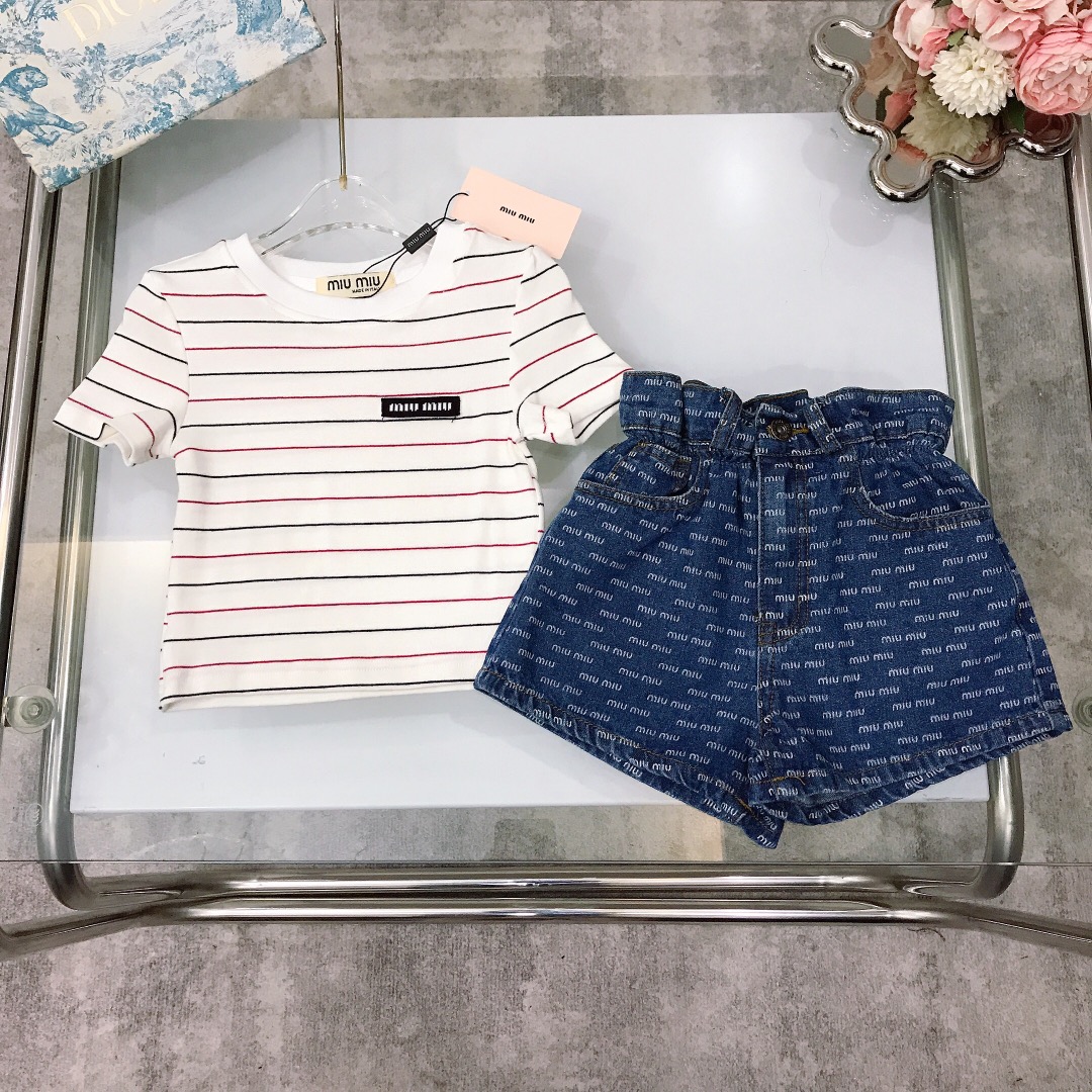 NO:338268,[Spot shipment] Size - MIUMIU Girls Set [Pure Cotton Striped Short Sleeve Flower Bud Waist Denim Shorts] Pure Cotton Texture Soft and Delicate Style Haiyan Girl's Design Style Striped T-shirts with a Full Print Miu Logo Logo Denim Shorts are very relaxed, showing their playful and cuteness, soft and comfortable, skin-friendly and not tied, and the upper body is excellent. A must-have artifact for the princess~ Color white, navy blue size size-110-120-130-140-150-160-【CM】 Counter packaging 70, clothes, miumiu, shorts, T-shirt, tees, t-shirt,19860909【现货发】  尺寸-  MIUMIU 女童套装【纯棉条纹短袖花苞收腰牛仔短裤】纯棉质地 柔软细腻 精致款 海盐少女的设计风格 条纹T恤胸前经典章标logo搭配全面印Miu标识logo牛仔短裤松弛感十足,尽显俏皮跟可爱 柔顺舒适 亲肤不扎 上身效果极好 公主的必备神器～ 颜色白色 藏蓝色  size尺码-110-120-130-140-150-160-【CM】 专柜包装70,衣服,miumiu,shorts,T-shirt,tees，t-shirt,,Children's