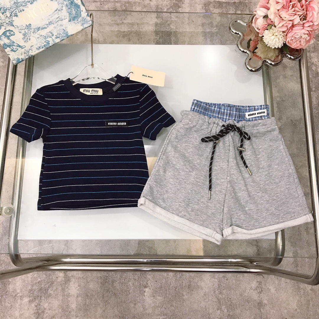 NO:338278,[Spot shipment] Size - MIUMIU Girls Set [Pure Cotton Striped Short Sleeve Blue and White Plaid Curled Sweater Shorts] Pure Cotton Texture Soft and Delicate Style Hai Yan Girl's Design Style Striped T-shirts with Classic Marking Logo on the chest with Blue and White Plaid Color Block Sweater Shorts, Sewing Brand Miu Logo on the waist is full of playful and cuteness, Soft and comfortable, Skin-friendly and not tied, The upper body is excellent. A must-have artifact for the princess~ Color white Navy Blue Size Size-110-120-130-140-150-160-【CM】 Counter Packaging 70, Clothes, miumiu, hoodie, sweatshirts, shorts, T-shirt, t-shirt,19860909【现货发】  尺寸-  MIUMIU 女童套装【纯棉条纹短袖蓝白格卷边卫衣短裤】纯棉质地 柔软细腻 精致款 海盐少女的设计风格 条纹T恤胸前经典章标logo搭配蓝白格拼色卫衣短裤,车缝品牌Miu标识点缀在腰头尽显俏皮跟可爱 柔顺舒适 亲肤不扎 上身效果极好 公主的必备神器～ 颜色白色 藏蓝色  size尺码-110-120-130-140-150-160-【CM】 专柜包装70,衣服,miumiu,hoodie,sweatshirts,shorts,T-shirt,tees，t-shirt,,Children's