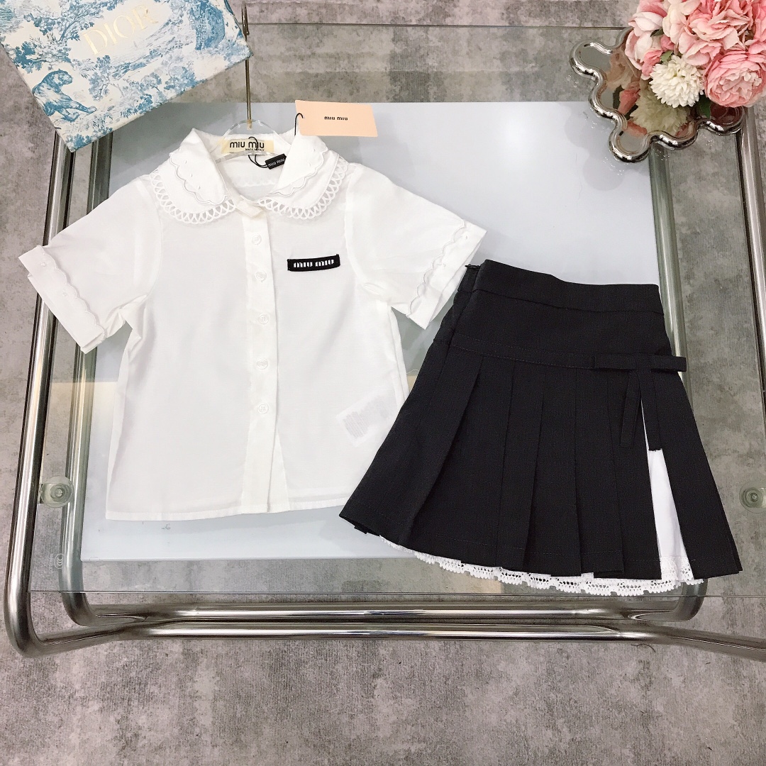 NO:338040,[Spot shipment] Size - MIUMIU Girls Set [Lady Embroidered Shirt Bow and Lace Pleated Short Skirt] Pure Cotton Texture Soft and Delicate Style Doll Necklace Embroidered Embroidered Shirts on the chest Classic Mark Logo with Spliced ​​Bow and Pleated Short Skirts Inside Lace Embroidered Embroidered Shirt Fabric Base Design Soft and Comfortable, Skin-friendly, Not Tie-Body Effects Excellent Artifact for Princess~ Size Size-Size-Size-Size-Size-Size-Size-Size-Size-S110-120-130-140-150-160-【CM】 Counter Packaging 70, Clothes, Miumiu, Skirts, Shirts,19860909【现货发】  尺寸-  MIUMIU 女童套装【花边刺绣衬衫蝴蝶结花边百褶短裙】纯棉质地 柔软细腻 精致款 娃娃领口花边包边刺绣衬衫胸前经典章标logo搭配拼接蝴蝶结百褶短裙内里蕾丝刺绣包边衬衫面料打底设计 柔顺舒适 亲肤不扎 上身效果极好 公主的必备神器～  size尺码-110-120-130-140-150-160-【CM】 专柜包装70,衣服,miumiu,skirts,shirts,,Children's