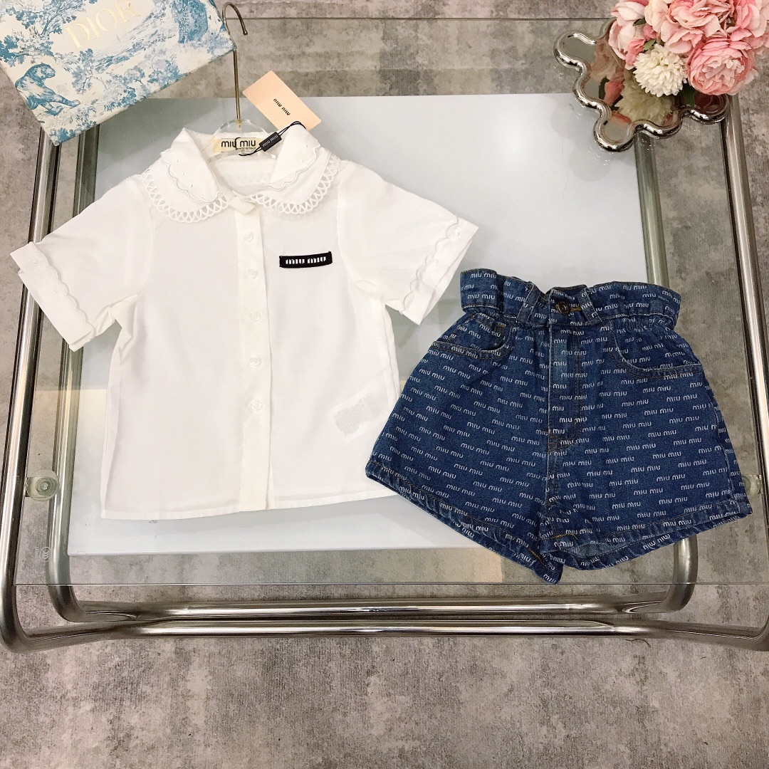 NO:338048,[Spot shipment] Size - MIUMIU Girls Set [Embroidered Lace Shirt Flower Buds Waisted Denim Shorts] Soft and delicate, exquisite style. Doll necklace embroidered shirt with classic logo on chest. Miu logo logo with full printed Miu logo logo denim shorts are very relaxed, showing playful and cute, soft and comfortable, skin-friendly and not tied, excellent upper body effect. A must-have artifact for princess~ size size-110-120-130-140-150-160-【CM】 Counter packaging 70, clothes, miumiu, shorts, shirts,19860909【现货发】  尺寸-  MIUMIU 女童套装【刺绣花边衬衫花苞收腰牛仔短裤】柔软细腻 精致款 娃娃领口花边刺绣衬衫胸前经典章标logo搭配全面印Miu标识logo牛仔短裤松弛感十足,尽显俏皮跟可爱 柔顺舒适 亲肤不扎 上身效果极好 公主的必备神器～  size尺码-110-120-130-140-150-160-【CM】 专柜包装70,衣服,miumiu,shorts,shirts,,Children's