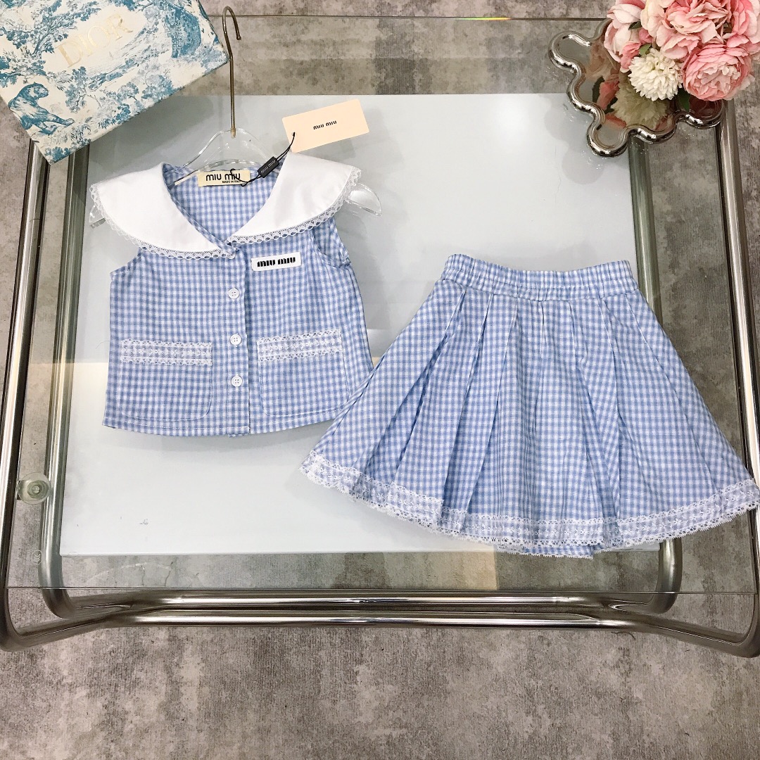 NO:338258,[Spot shipment] Size - MIUMIU Girls Set [Doll-neck shirt lace pleated skirt] Pure cotton texture, soft and delicate, exquisite style, blue and white Grace sweet French atmosphere, sleeveless shirt is simple and crisp without losing the girlish feel, and high-waist pleated skirt skirt is light and layered, showing playful and cute, soft and comfortable, skin-friendly and not tied, excellent upper body effect, a must-have artifact for princess~ size size-110-120-130-140-150-160-【CM】 Counter packaging 70, clothes, miumiu, skirts, shirts,19860909【现货发】  尺寸-  MIUMIU 女童套装【娃娃领衬衫蕾丝包边百褶裙】纯棉质地 柔软细腻 精致款 蓝白格蕾丝甜美的法式气息,无袖衬衣简洁挺括不失少女感搭配高腰百褶短裙裙摆轻盈有层次,尽显俏皮跟可爱 柔顺舒适 亲肤不扎 上身效果极好 公主的必备神器～  size尺码-110-120-130-140-150-160-【CM】 专柜包装70,衣服,miumiu,skirts,shirts,,Children's