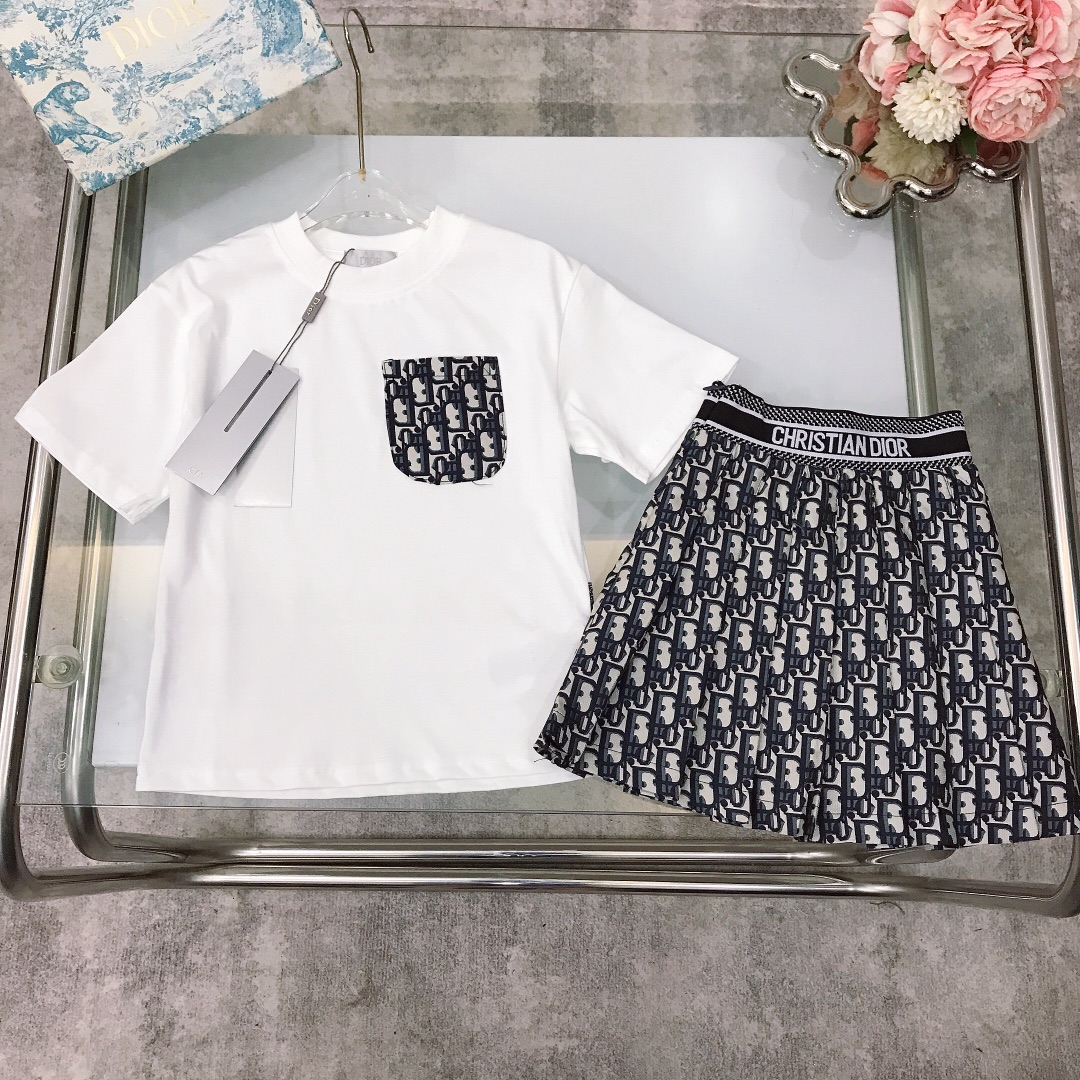 NO:338057,[Spot shipment] Size - DIO* Girls' suit [Pocket short-sleeved waist-hugging denim skirt] Pure cotton texture Soft and delicate exquisite style T-shirt classic logo printed pocket on chest and horizontal bar letter logo colliding design with a comprehensive printed DIO logo logo denim skirt. It is full of slack feeling, full of playful and cute, soft and comfortable, skin-friendly and not tied, excellent upper body effect, a must-have artifact for princess~ Color white size size-110-120-130-140-150-160-【CM】 Counter packaging 70, clothes, dior, skirts, T-shirt, tees, t-shirt,19860909【现货发】  尺寸-  DIO* 女童套装【口袋短袖收腰牛仔短裙】纯棉质地 柔软细腻 精致款 T恤胸前经典logo印花口袋与后背横杠字母logo拼撞设计搭配全面印DIO标识logo牛仔短裙 松弛感十足,尽显俏皮跟可爱 柔顺舒适 亲肤不扎 上身效果极好 公主的必备神器～ 颜色白色  size尺码-110-120-130-140-150-160-【CM】 专柜包装70,衣服,dior,skirts,T-shirt,tees，t-shirt,,Children's