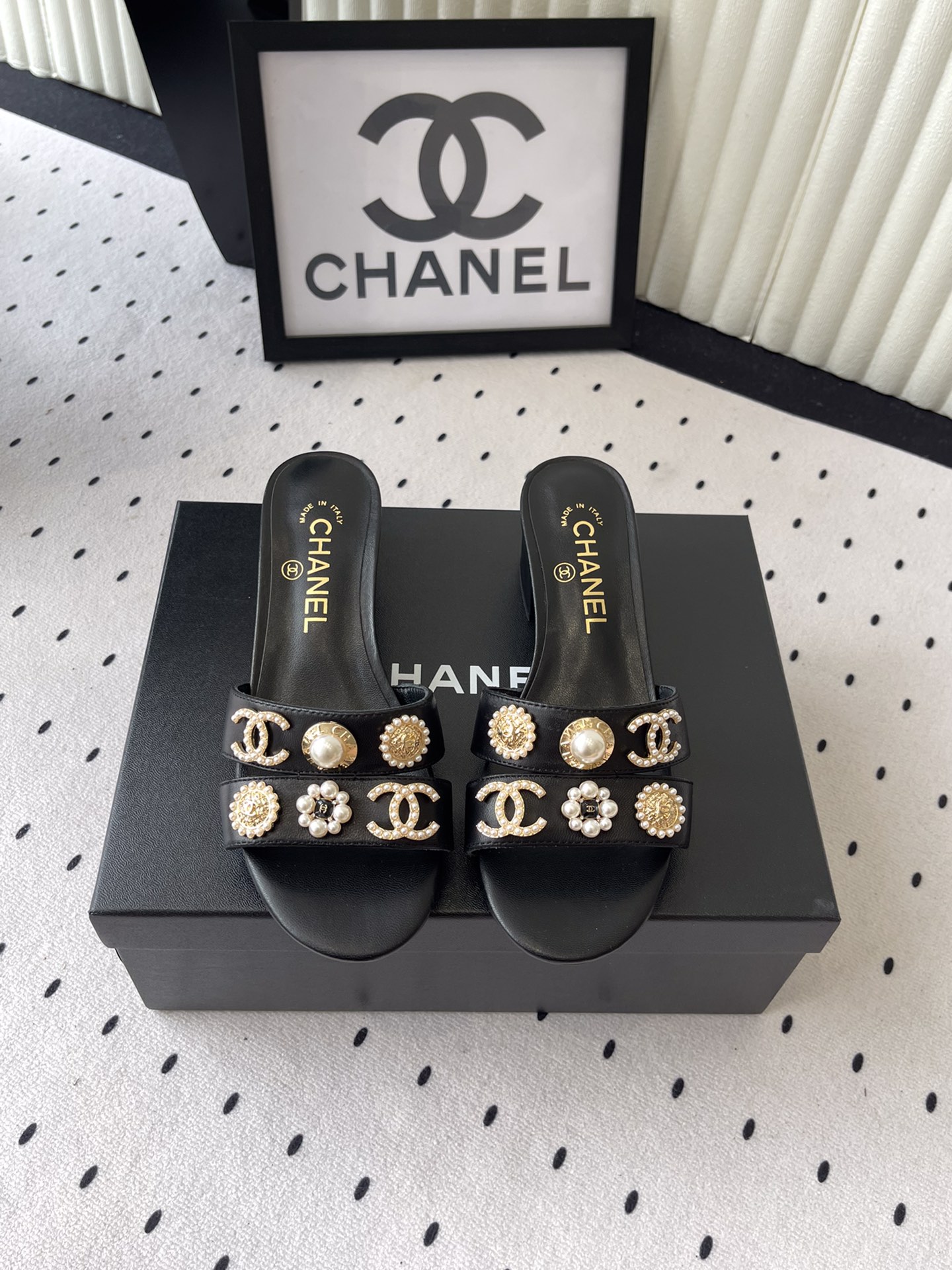 NO:407303,Chanel new early spring sandals, high-version shipment, popular pictures on major social platforms, texture is very soft and comfortable on the feet. Original imported sheepskin, mixed-bred sheepskin footbed, Italian genuine leather soles Size35-39 (40 41 custom made), slippers sandals, chanel, sandals, slippers, sheepskin, Leather soles19860909Chanel新款早春凉鞋 高版本出货 各大社交平台热门晒图质感上脚是非常柔软舒服的 原版进口羊皮 混种羊皮垫脚 意大利真皮大底 Size35-39（40 41定做）,拖鞋凉鞋,chanel,sandals,slippers,sheepskin,Leather soles,Women's Shoes