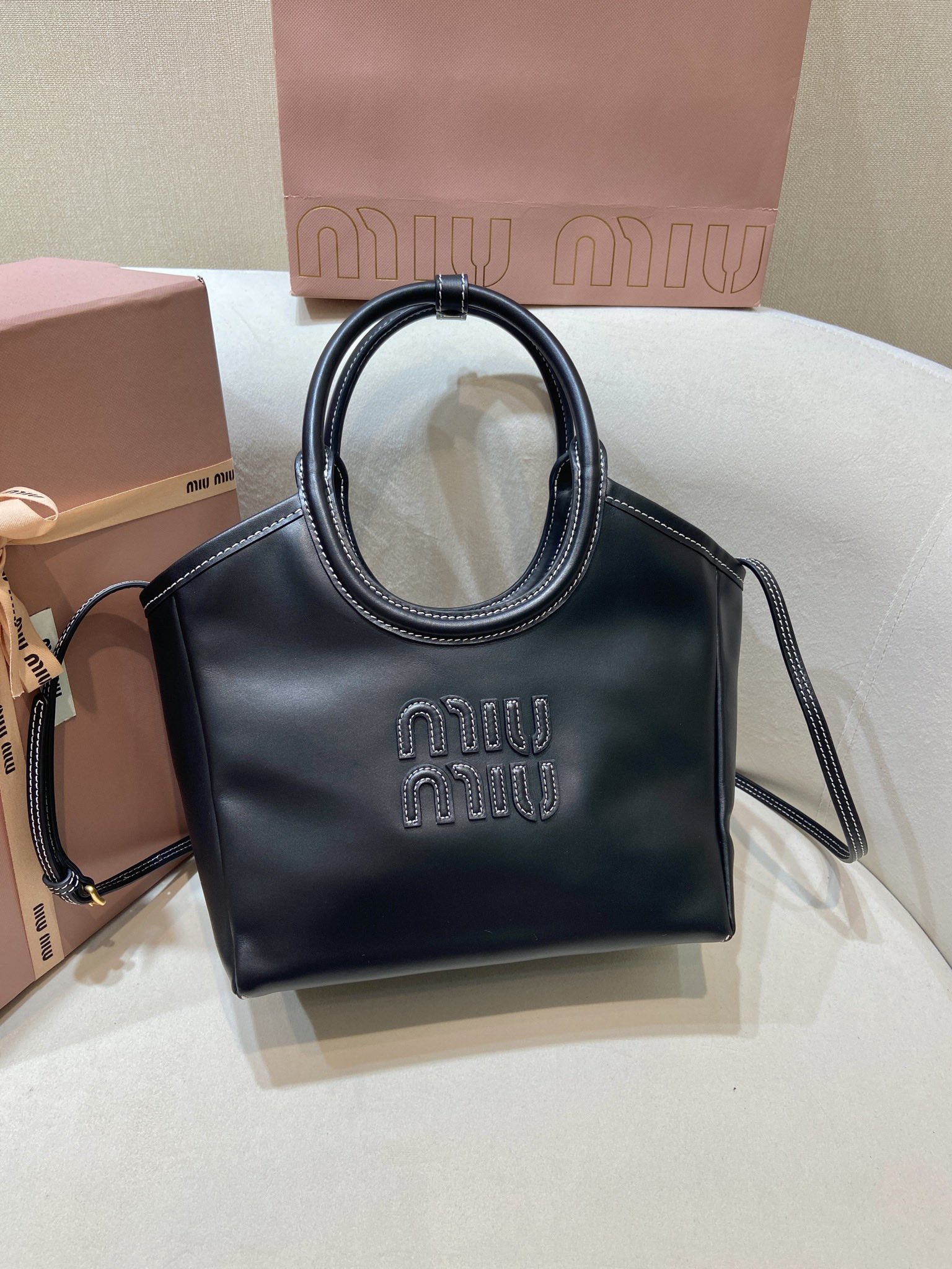Elegant Leather Tote Bag with Adjustable Strap - Perfect for Everyday Use 2 i1749103380 5544 0
