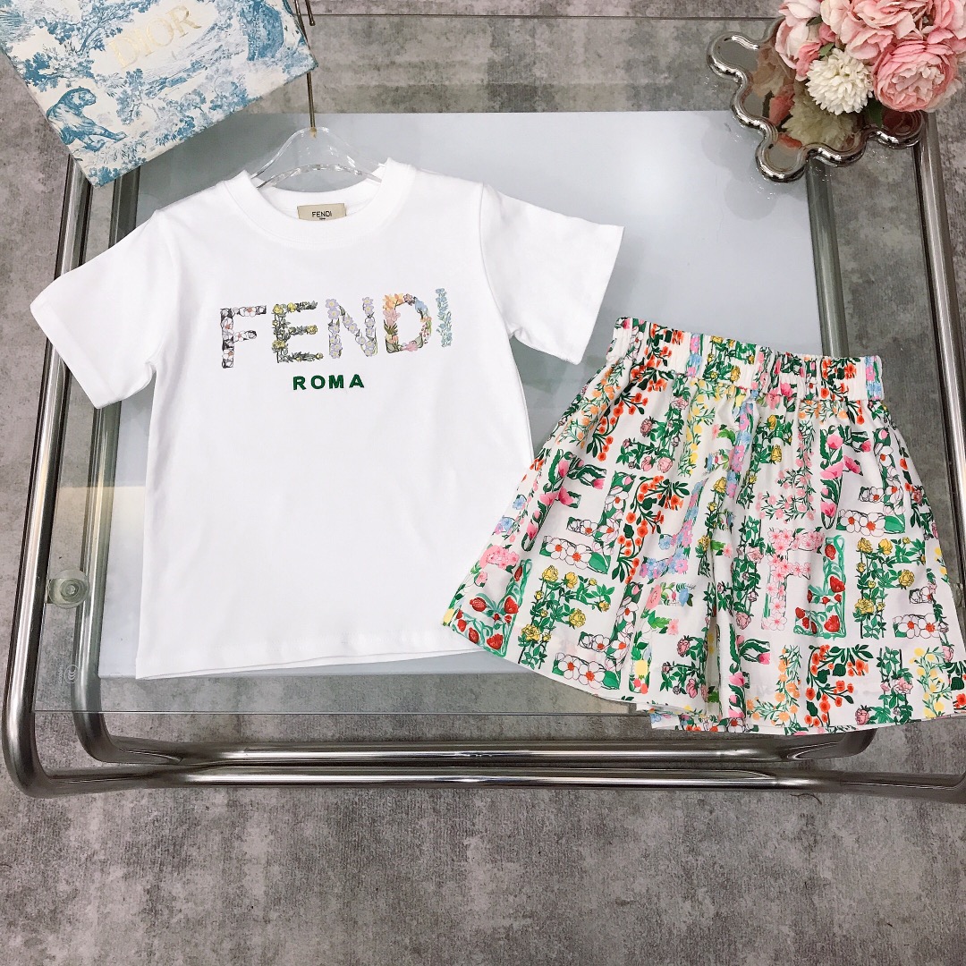 NO:338065,[Spot shipment] Size 90- FEND* Limited series [Embroidered pure cotton T-shirt painted full-print shorts] Pure cotton texture, soft and delicate, exquisite style, original 1:1 created, 240G grams of heavy fabric, exquisite painted letter logo printed short sleeves on the chest, paired with ice-silk silk satin fabric shorts, showing playful and cute, soft and comfortable, skin-friendly and not tied, excellent upper body effect, a must-have artifact for the princess~ size size 90--110-120-130-140-[CM] Counter packaging 70, clothes, fendi, shorts, T-shirt, tees, t-shirt, silk fabric,19860909【现货发】  尺寸90-  FEND* 限定系列【刺绣纯棉T恤彩绘满印短裤】纯棉质地 柔软细腻 精致款 原版1:1打造 240G克重面料打造～胸前精致彩绘字母logo印花短袖搭配冰感丝滑绸缎面料短裤,尽显俏皮跟可爱 柔顺舒适 亲肤不扎 上身效果极好 公主的必备神器～  size尺码90--110-120-130-140-【CM】 专柜包装70,衣服,fendi,shorts,T-shirt,tees，t-shirt,silk fabric,,Children's