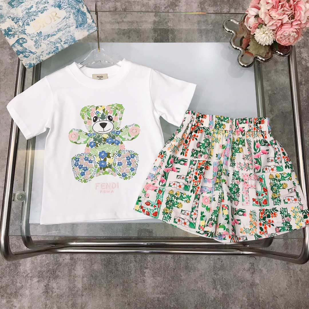 NO:338085,[Spot shipment] Size 90- FEND* Limited series [Embroidered pure cotton T-shirt painted full-print shorts] Pure cotton texture, soft and delicate, exquisite style, original 1:1 created, 240G grams heavy fabric, exquisitely painted teddy bear logo printed short sleeves on the chest, paired with ice-sensing silky satin fabric shorts, showing playful and cuteness, soft and comfortable, skin-friendly and not tied, excellent upper body effect, a must-have artifact for the princess~ size size 90--110-120-130-140-[CM] Counter packaging 70, clothes, fendi, shorts, T-shirt, tees, t-shirt, silk fabric,19860909【现货发】  尺寸90-  FEND* 限定系列【刺绣纯棉T恤彩绘满印短裤】纯棉质地 柔软细腻 精致款 原版1:1打造 240G克重面料打造～胸前精致彩绘泰迪熊logo印花短袖搭配冰感丝滑绸缎面料短裤,尽显俏皮跟可爱 柔顺舒适 亲肤不扎 上身效果极好 公主的必备神器～  size尺码90--110-120-130-140-【CM】 专柜包装70,衣服,fendi,shorts,T-shirt,tees，t-shirt,silk fabric,,Children's