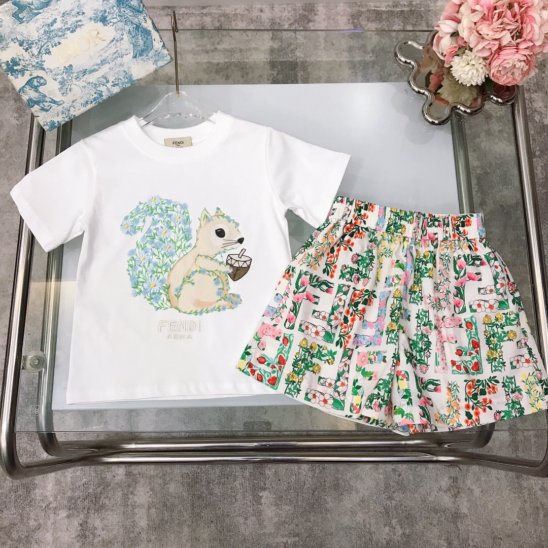 NO:338074,[Spot shipment] Size 90- FEND* Limited series [Embroidered pure cotton T-shirt painted full-print shorts] Pure cotton texture, soft and delicate, exquisite style, original 1:1 created, 240G grams of heavy fabric, exquisite painted squirrel logo printed short sleeves on the chest, paired with ice-silk silk satin fabric shorts, showing playful and cuteness, soft and comfortable, skin-friendly and not tied, excellent upper body effect, a must-have artifact for the princess~ size size 90--110-120-130-140-[CM] Counter packaging 70, clothes, fendi, shorts, T-shirt, tees, t-shirt, silk fabric,19860909【现货发】  尺寸90-  FEND* 限定系列【刺绣纯棉T恤彩绘满印短裤】纯棉质地 柔软细腻 精致款 原版1:1打造 240G克重面料打造～胸前精致彩绘松鼠logo印花短袖搭配冰感丝滑绸缎面料短裤,尽显俏皮跟可爱 柔顺舒适 亲肤不扎 上身效果极好 公主的必备神器～  size尺码90--110-120-130-140-【CM】 专柜包装70,衣服,fendi,shorts,T-shirt,tees，t-shirt,silk fabric,,Children's