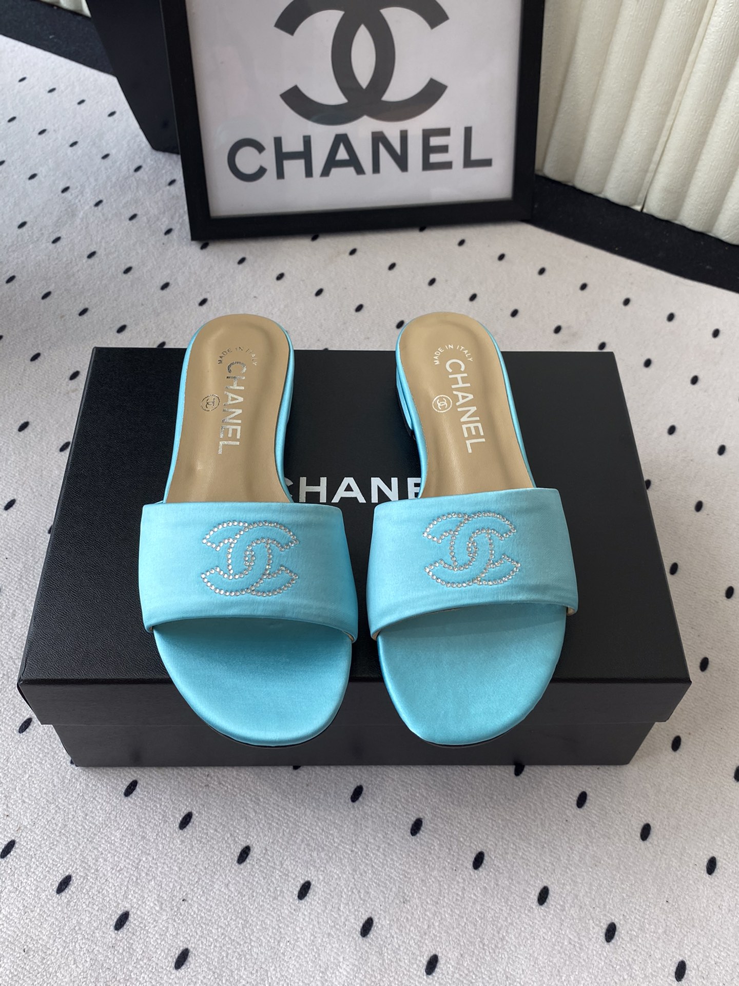 NO:407299,Chanel new summer slippers. A series of sandals that must be used in summer. Thick sole is really yyds in terms of lengthening legs. Versatile and comfortable. The upper is imported silk. The inner foot pad is silk sheepskin. Original open mold rubber outsole. Size 35-39 (customized by 40/41), slippers, chanel, slippers, sheepskin, real silk.19860909Chanel新款夏季拖鞋 夏天一定要入的凉拖系列 厚底在拉长腿方面真的yyds 百搭舒适 鞋面采用进口真丝 内里垫脚是丝绸羊皮 原版开模橡胶大底 码数35-39（40/41定制）,拖鞋,chanel,slippers,sheepskin,real silk,Women's Shoes