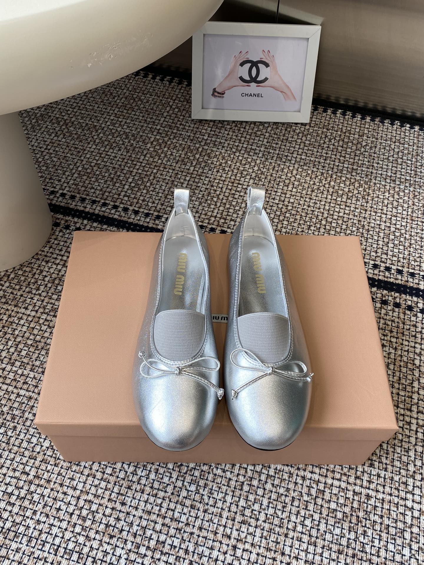 NO:511970,MIuMiu New summer ballet shoes Fairy style blends the agile style of ballet into daily life with modern brushstrokes, depicting the classic outline of dance shoes draws inspiration from classic Japanese shoes, simple but not complicated, suitable for a variety of shapes, smart and fashionable ballet shoes between steps, avant-garde upper with classic ballet shoes, soft material combination, sheepskin upper, casual and elegant, giving the original sweetness a bit unrestrained style Original rubber non-slip sole Size 35-40 (customized for 40), ballet shoes, miumiu, sheepskin19860909MIuMiu 缪缪 夏季新款芭蕾舞鞋 仙女款 以芭蕾的灵动意韵融于日常 以现代笔触刻画舞鞋经典轮廓 从经典日式鞋履汲取灵感 简而不繁适合多种造型 步履之间灵动时髦芭蕾舞鞋 前卫的鞋面搭配经典芭蕾舞鞋型 柔软材质结合 羊皮鞋面 既随性又优雅 让原本的甜美感多了一分不羁的风格 原版橡胶防滑大底 码数35-40（40定做）,芭蕾舞鞋,miumiu,sheepskin,Women's Shoes