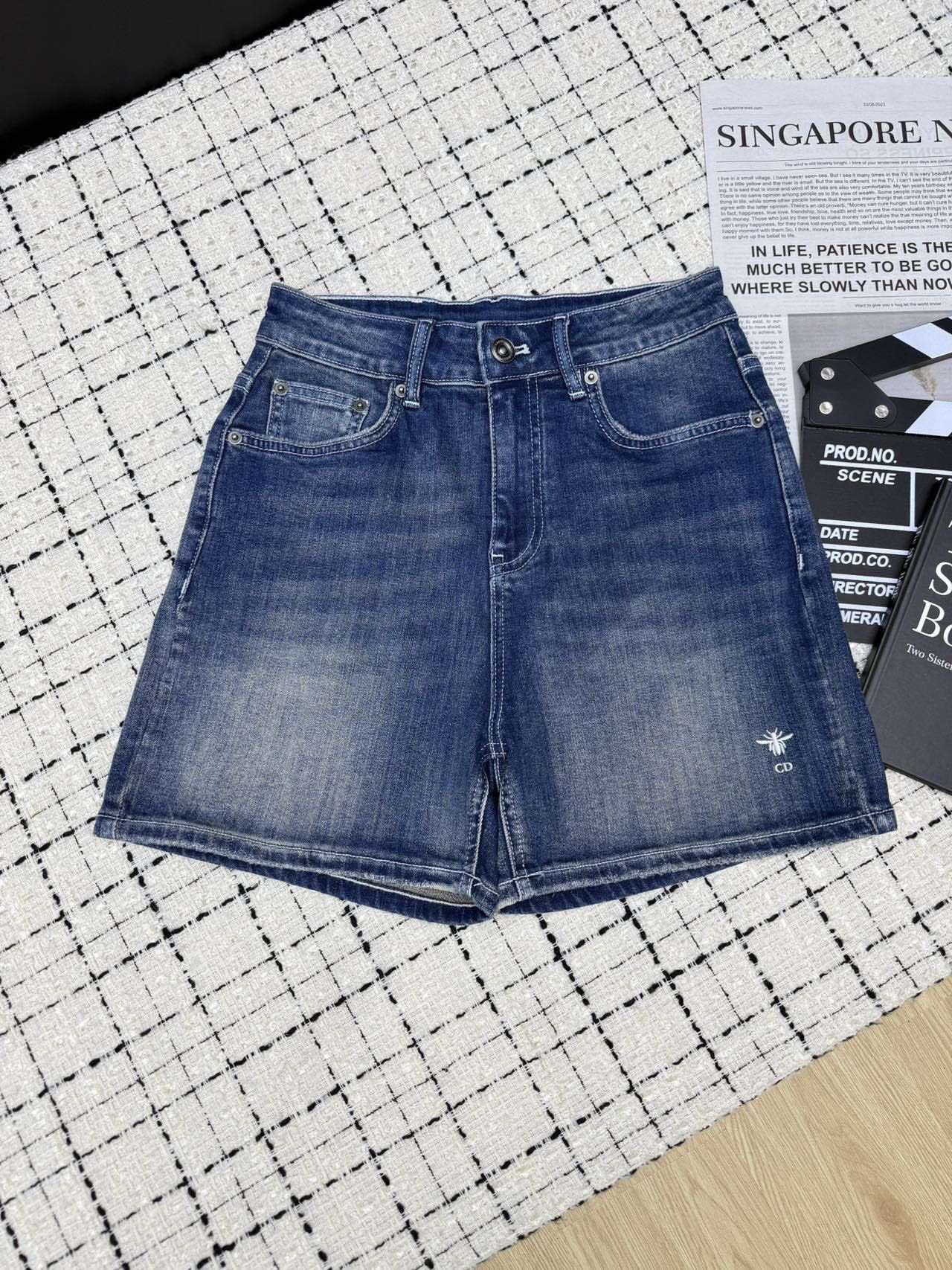 NO:418106,Dio*25ss embroidered logo denim shorts very fashionable butterfly embroidery ceiling hot pants very easy to wear. Various good matches in summer. Super inclusive. Can be used to handle fat and thinness and will not deform after wearing for a long time. All-match items. One color. 26-27-28-29-30,,dior, shorts,alexander wang19860909Dio*25ss 刺绣logo牛仔短裤 非常洋气的蝴蝶刺绣 天花板小热裤 特别好穿 夏天各种好搭配 包容性超级强 胖瘦都能驾驭而且久穿不变形 百搭单品 一色.26-27-28-29-30,,dior,shorts,alexander wang,Women's clothing