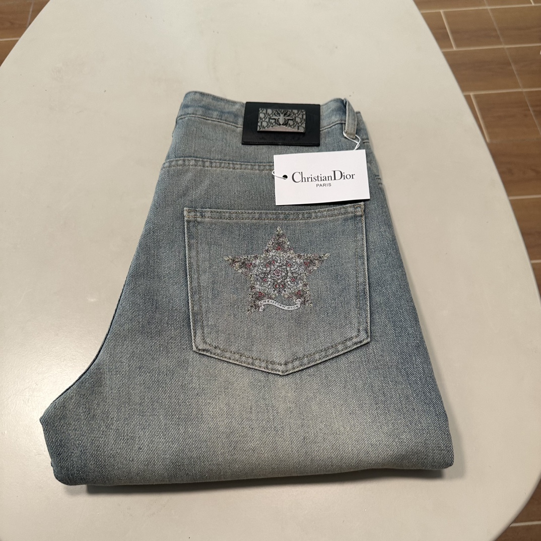 NO:430787,DIOR exclusively available for new jeans, high-end version!  Customized fabrics for counters are breathable and comfortable, with impeccable details, and the brand element design concept reflects high quality. The feel is delicate and soft!  It is casually cut, with a great upper body style!  29-38, Dior, Dior, Jeans, Alexander wang19860909DIOR 迪奥 独家专供新款 牛仔裤,高端版本！专柜定制面料 透气舒适度高,细节无可挑剔,品牌元素设计理念,体现高品质.手感细腻柔软！呈现休闲裁剪,上身版型超赞！ 码数29-38,,dior,dior,jeans,alexander wang,Men's clothing