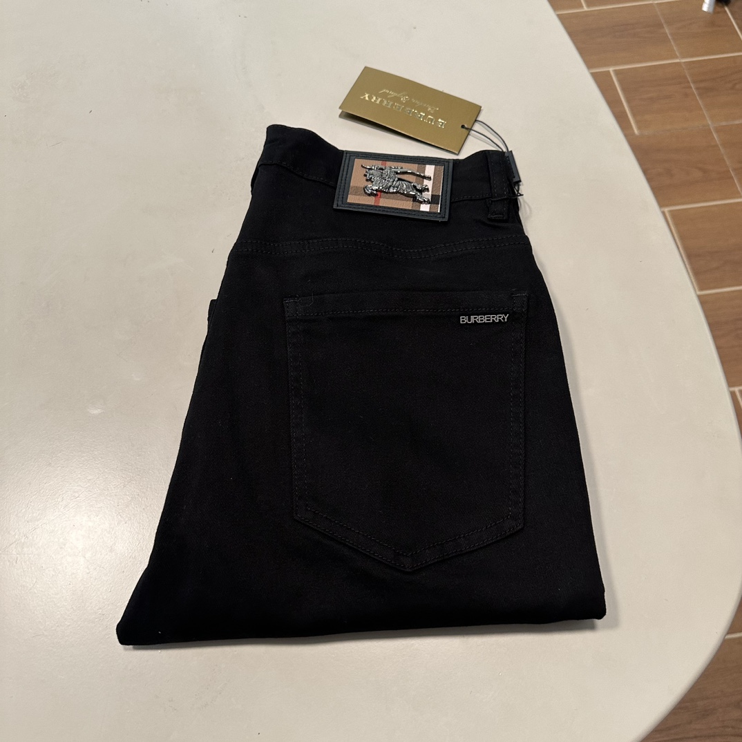 NO:430778,BBR Burberry exclusively available for new jeans, high-end version!  Customized fabrics for counters are breathable and comfortable, with impeccable details, and the brand element design concept reflects high quality. The feel is delicate and soft!  It is casually cut, with a great upper body style!  Count 29-38, burberry, jeans, alexander wang19860909BBR 巴宝莉 独家专供新款 牛仔裤,高端版本！专柜定制面料 透气舒适度高,细节无可挑剔,品牌元素设计理念,体现高品质.手感细腻柔软！呈现休闲裁剪,上身版型超赞！ 码数29-38,,burberry,jeans,alexander wang,Men's clothing